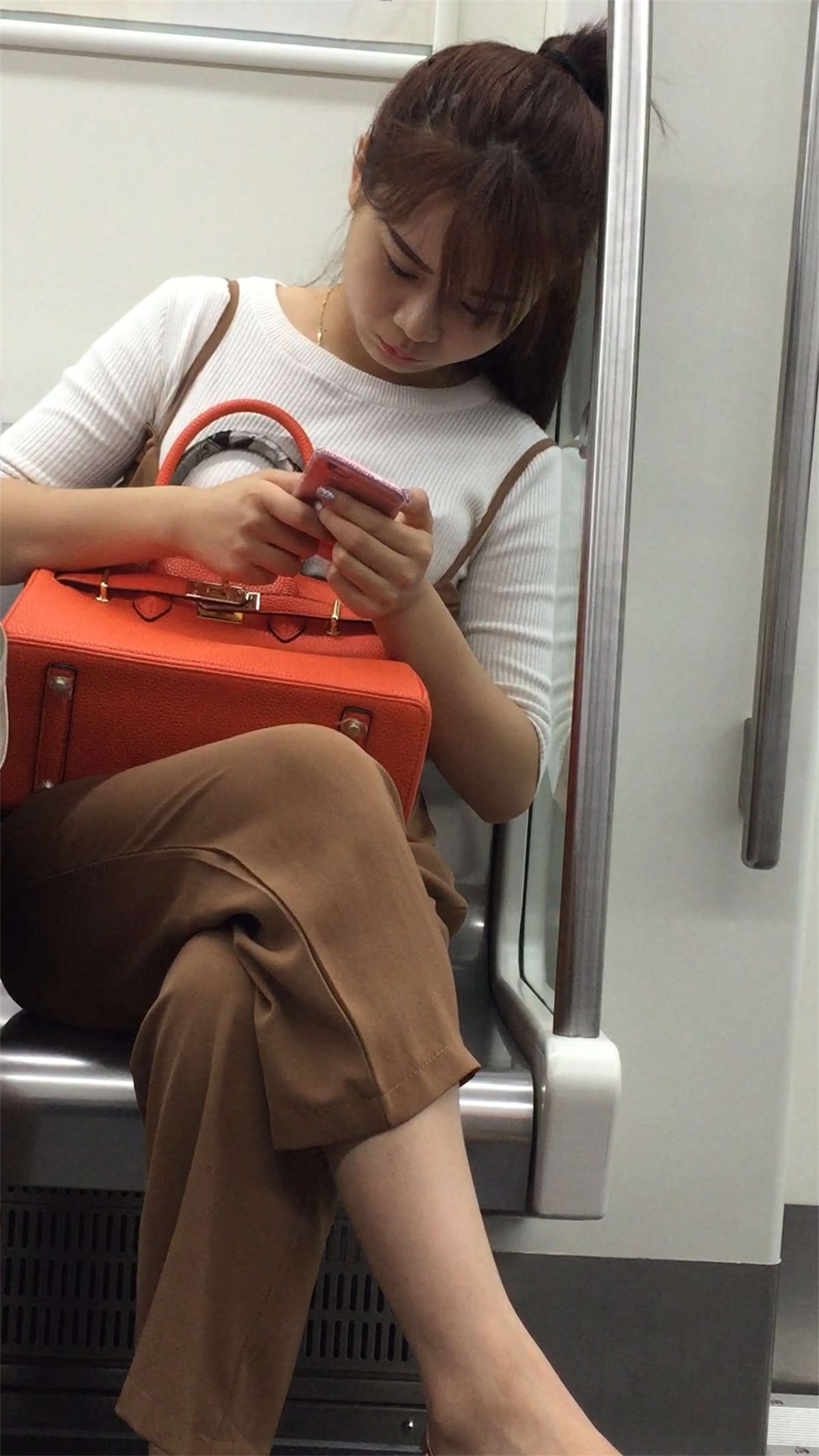 图片[2]-地铁上的高跟鞋靓妹-日更街拍