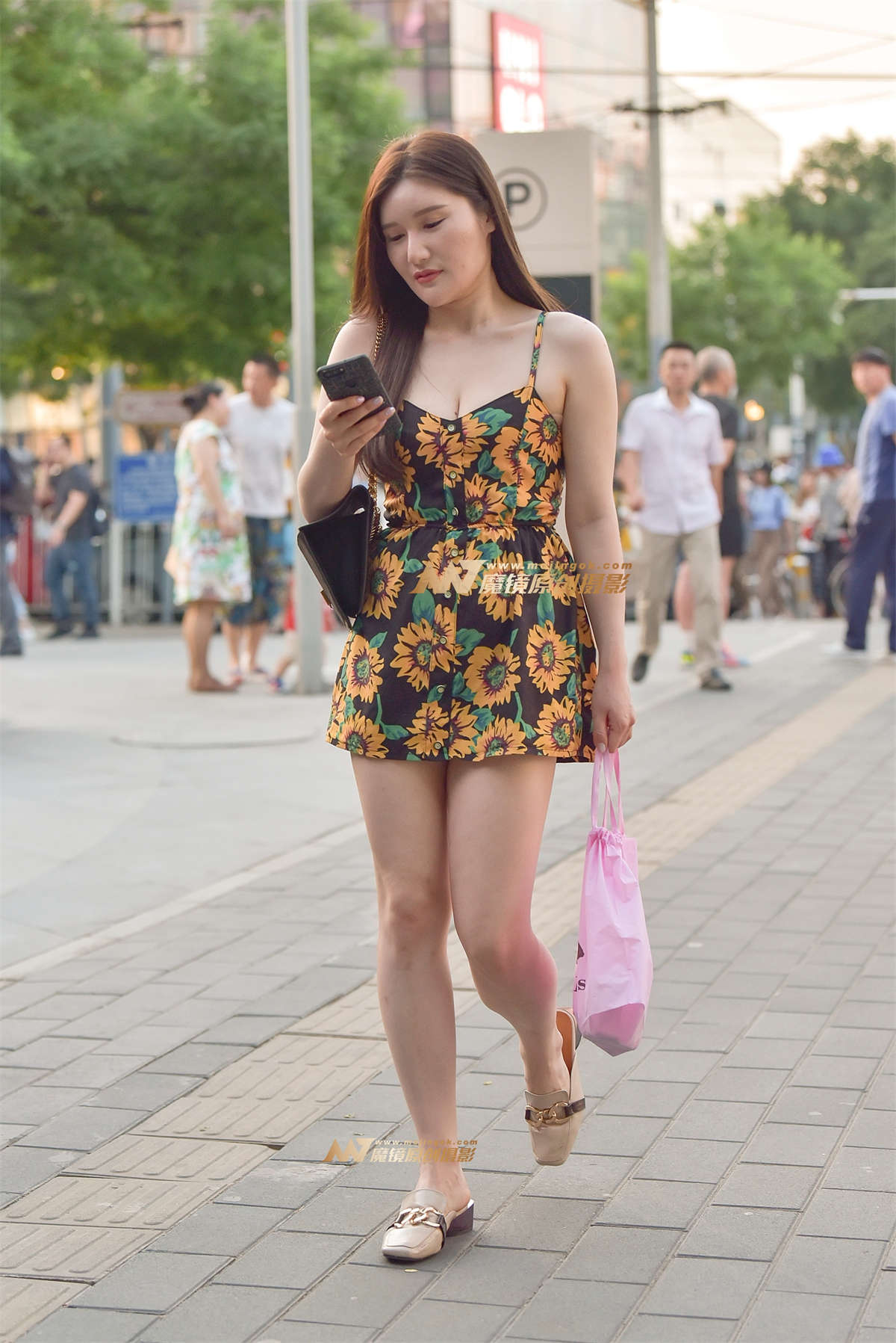 黄昏下的性感吊带女郎-日更街拍