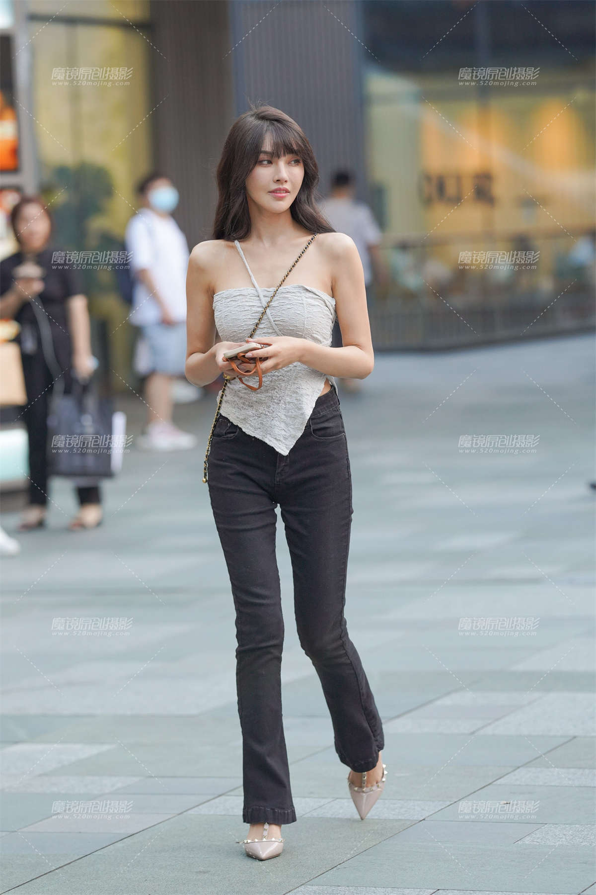 面若桃花 气质美女-日更街拍