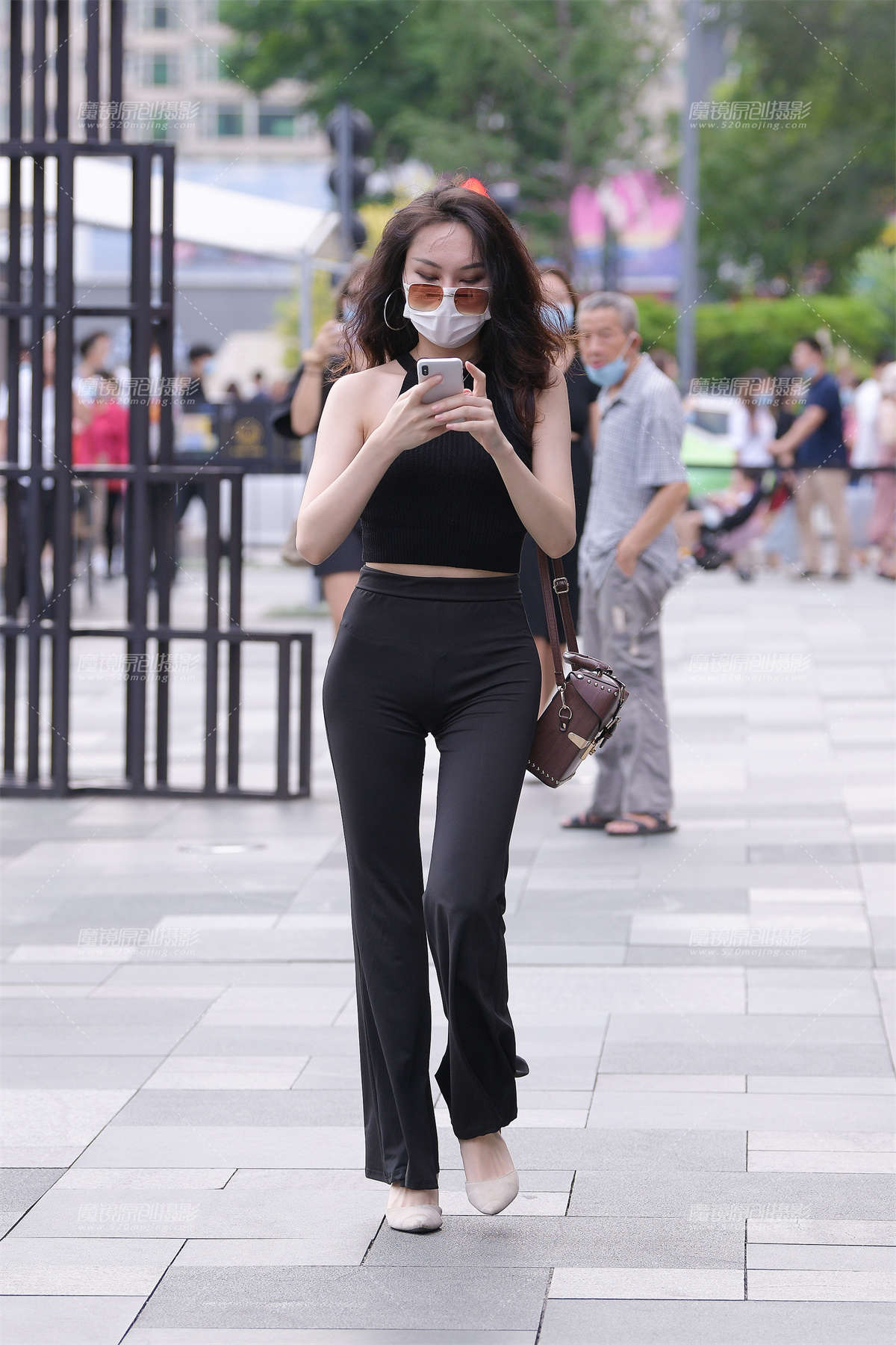 紧身黑裤美女-日更街拍