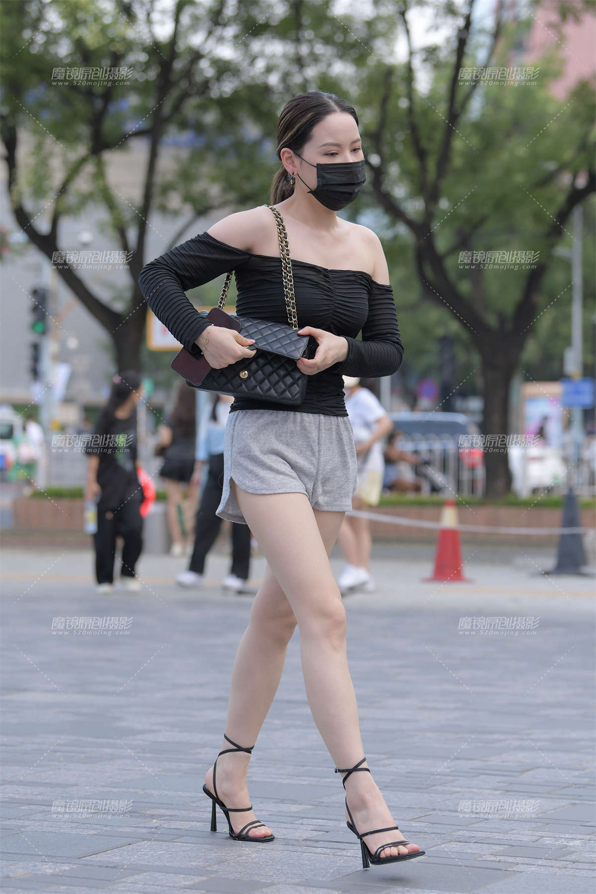 黑色细带高跟鞋、长腿美女-日更街拍