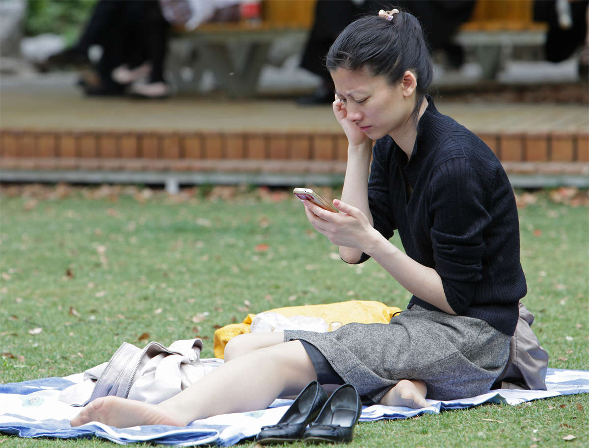 图片[2]-踏青公园街拍系列No.283 超薄长肉丝加上优美足弓，别具一番诱惑-日更街拍