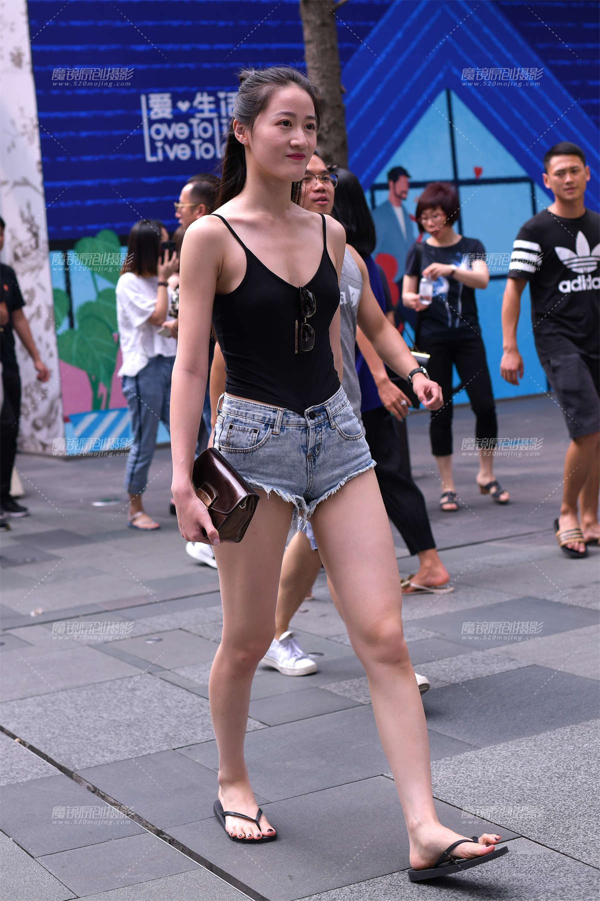 拖鞋穿的都这么有气势-日更街拍