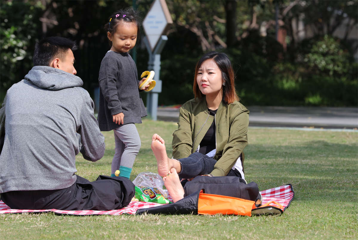 图片[2]-踏青公园街拍系列No.1597 漂亮的小媳妇撩人有一套，走远就伸腿，走近就起身-日更街拍