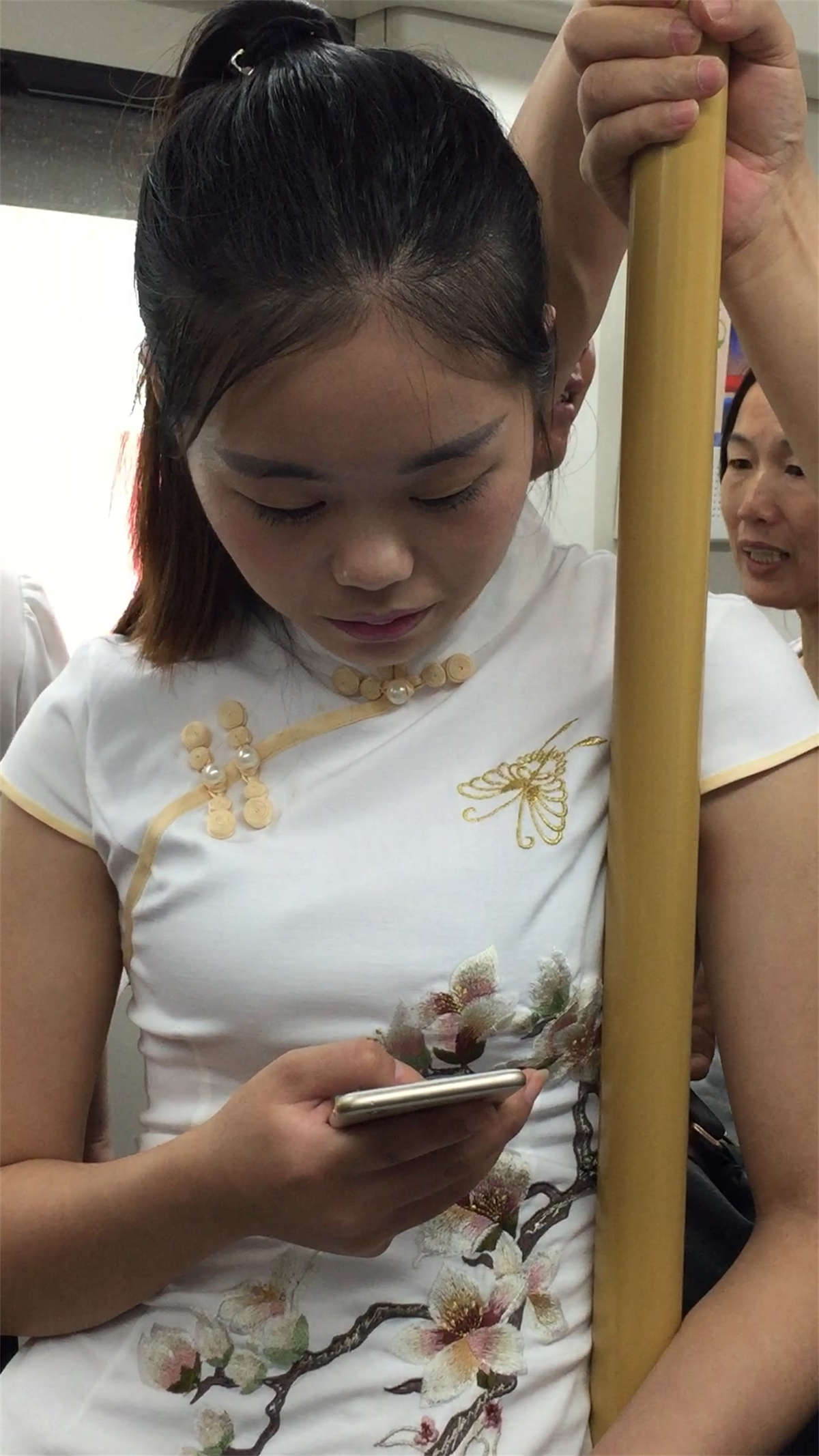 地铁上的旗袍肉丝袜美女-日更街拍