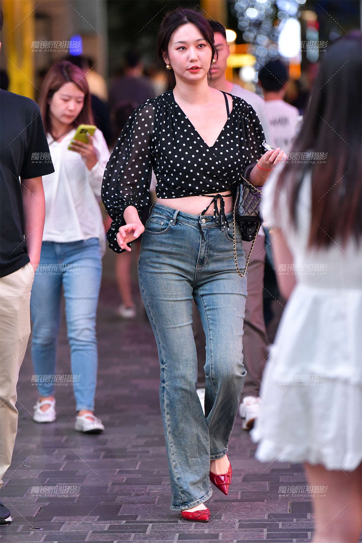 ★热气球牛仔裤美女-日更街拍