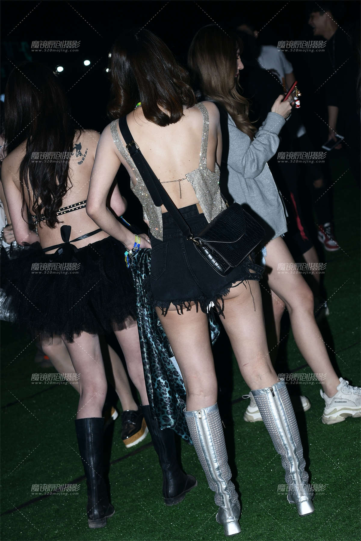 图片[2]-大开背热裤-日更街拍