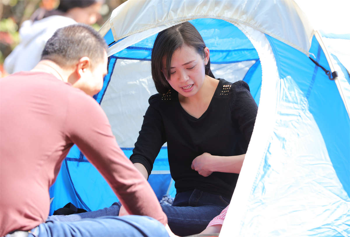 图片[2]-踏青公园街拍系列No.823 远看一双丝足不安分地伸出帐蓬，近看发现是个俊俏的小媳妇-日更街拍