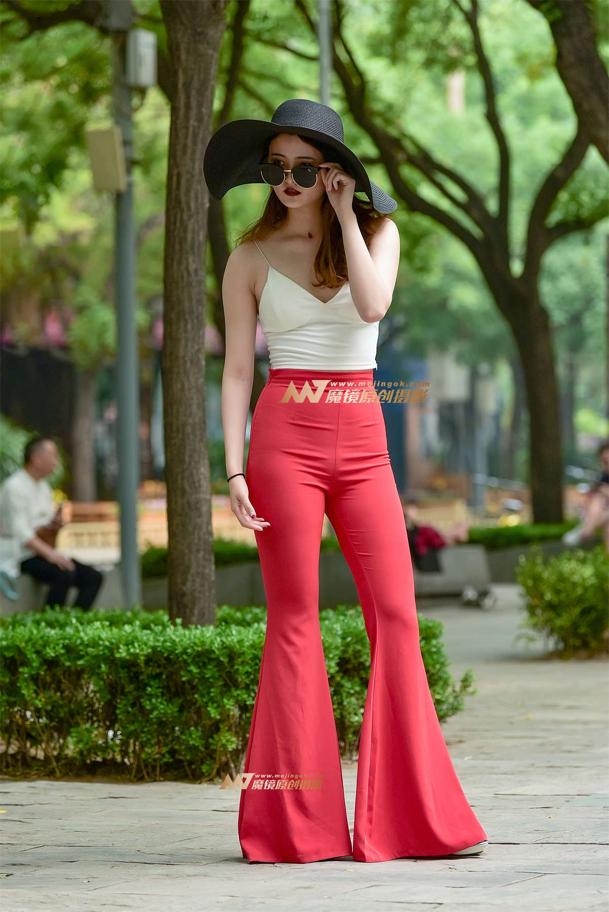 时尚鬼魅的喇叭裤美女-日更街拍