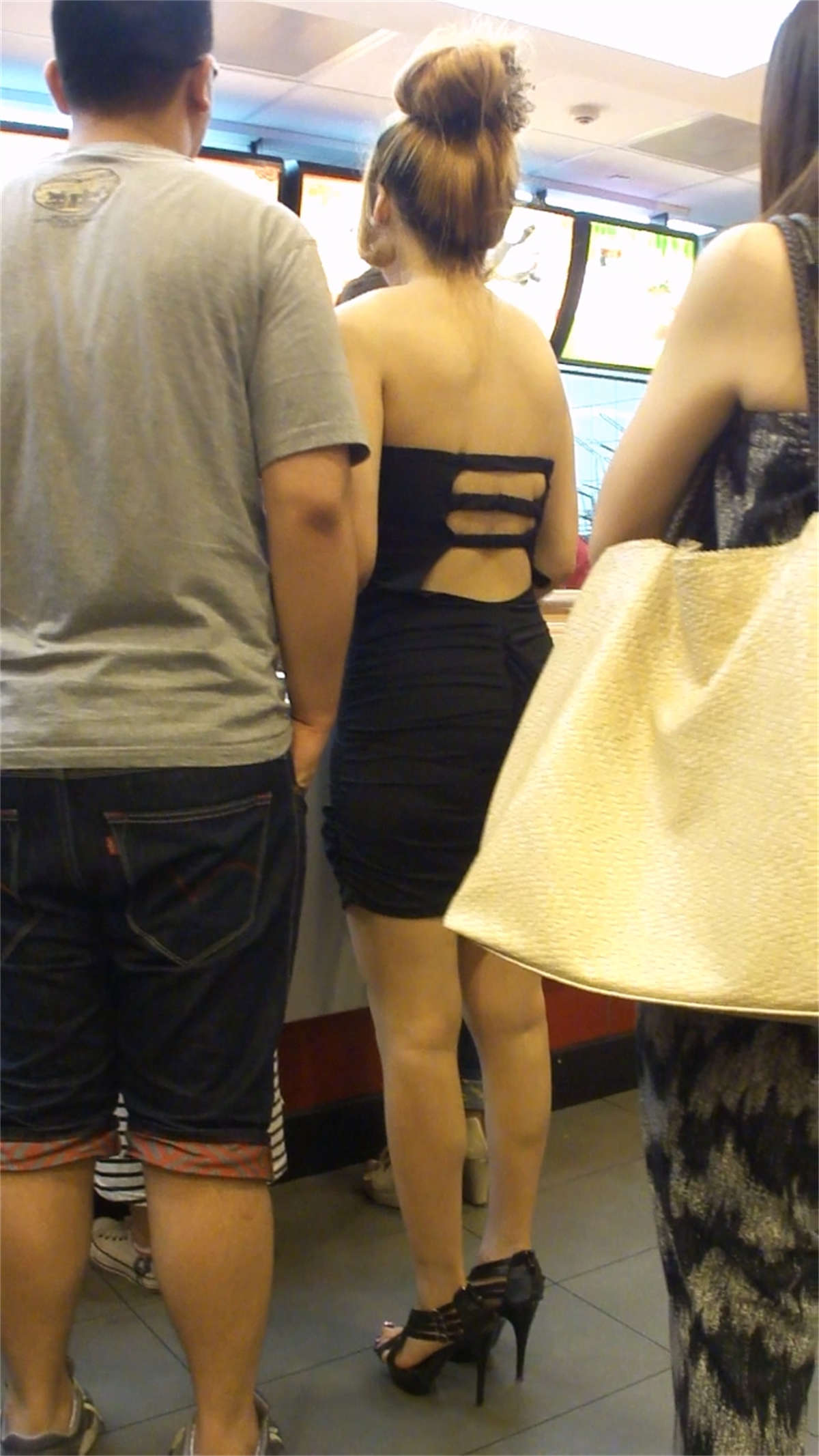 图片[2]-露背装美女-日更街拍