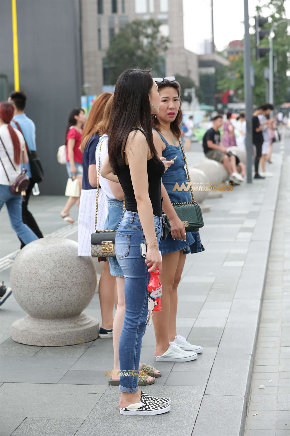 【辉辉赛贴】牛仔裤高叉衣欧美漂亮小姐姐-日更街拍