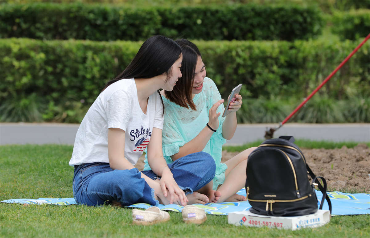 图片[2]-踏青公园街拍系列No.1598 清纯学妹玉足含蓄露出，用绸缎般光滑的足底撩拨你-日更街拍