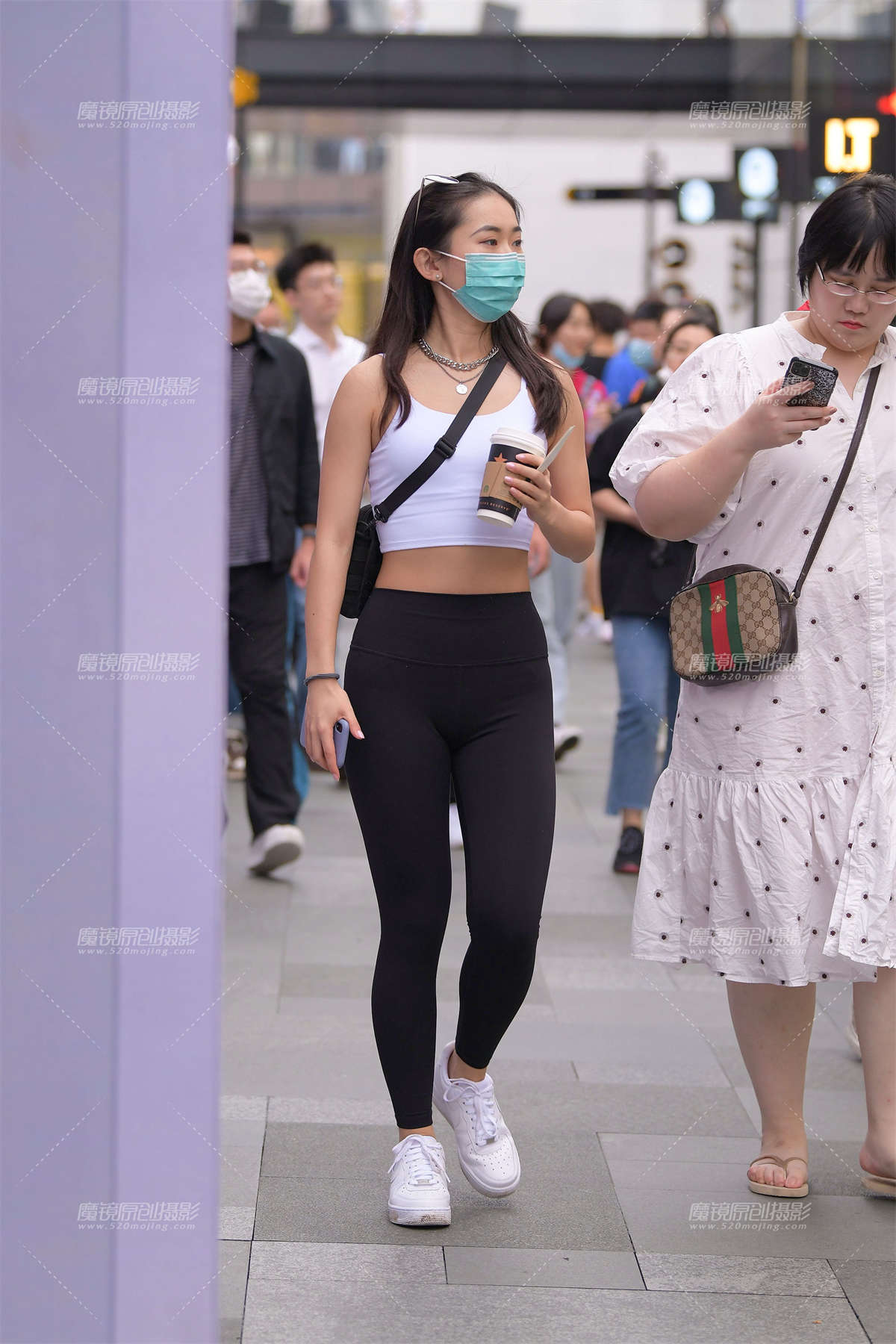 小背心，黑色紧身裤运动女孩-日更街拍