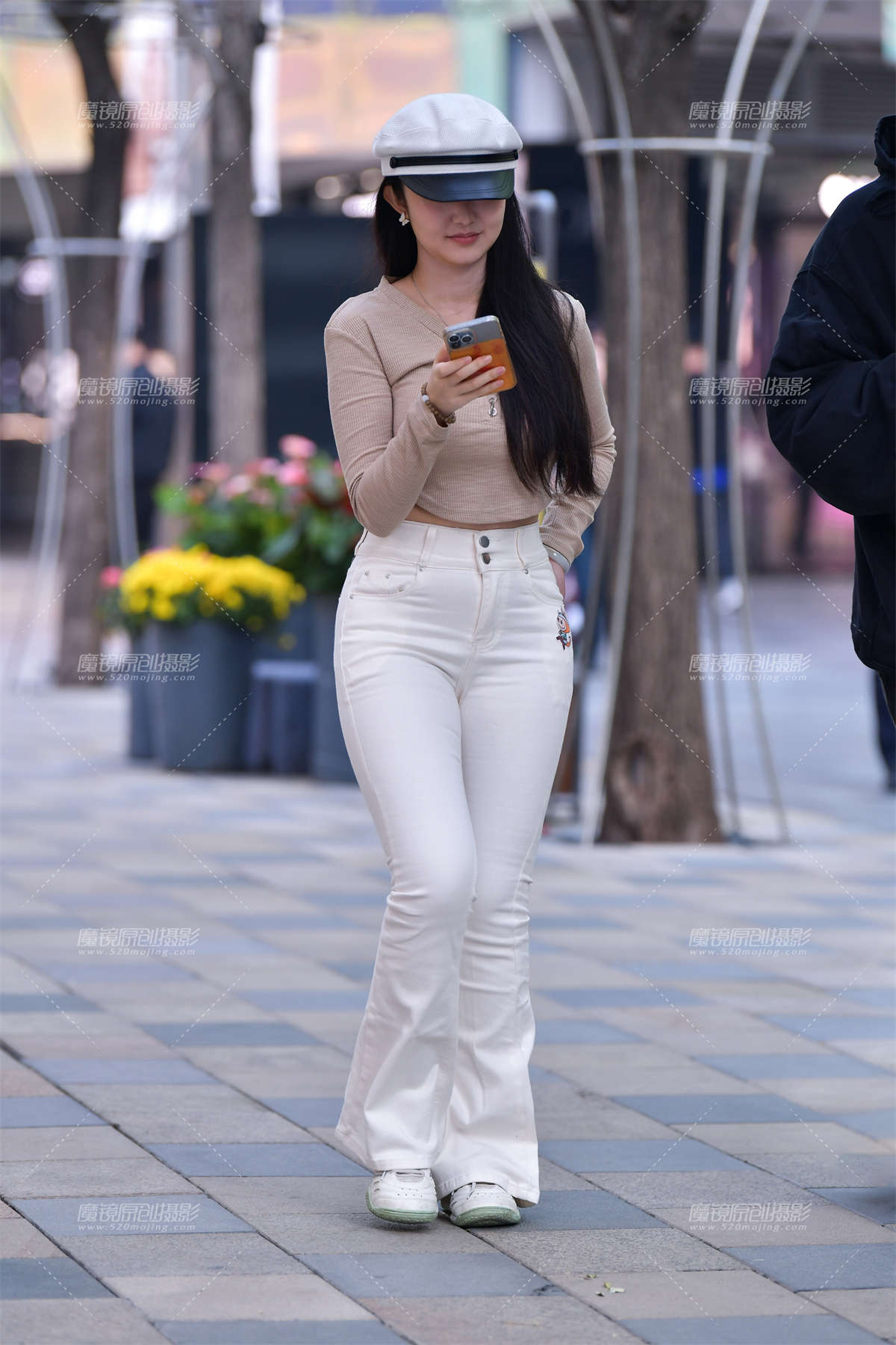 ★白色牛仔裤紧致美女-日更街拍