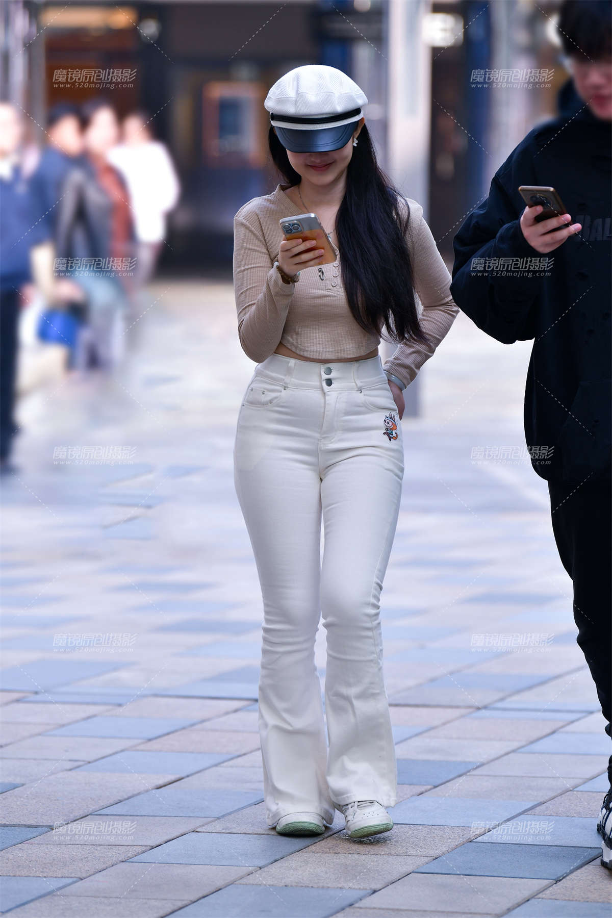 图片[2]-★白色牛仔裤紧致美女-日更街拍
