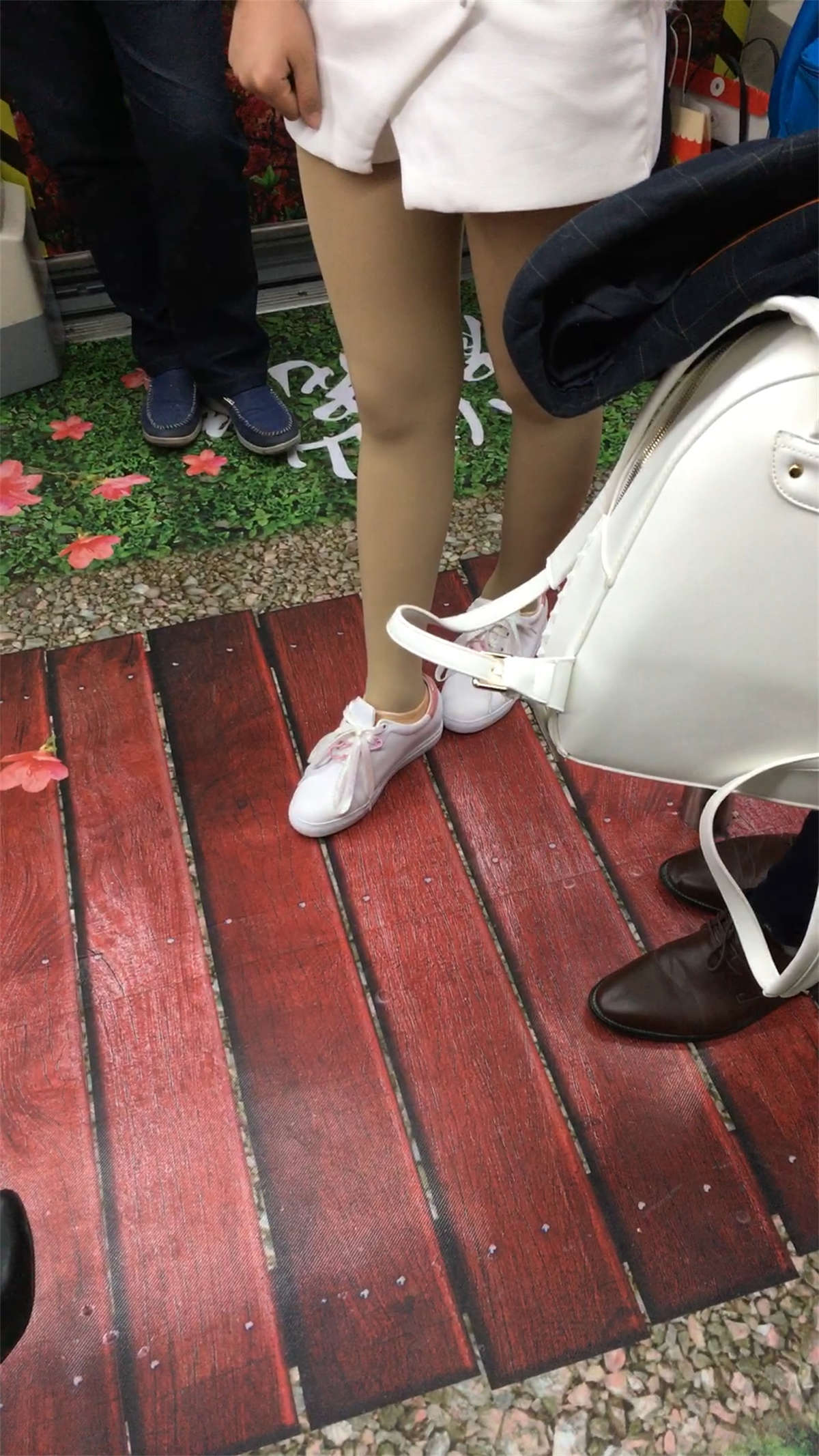 图片[2]-地铁站等车的白色短裙肉丝清纯美女-日更街拍