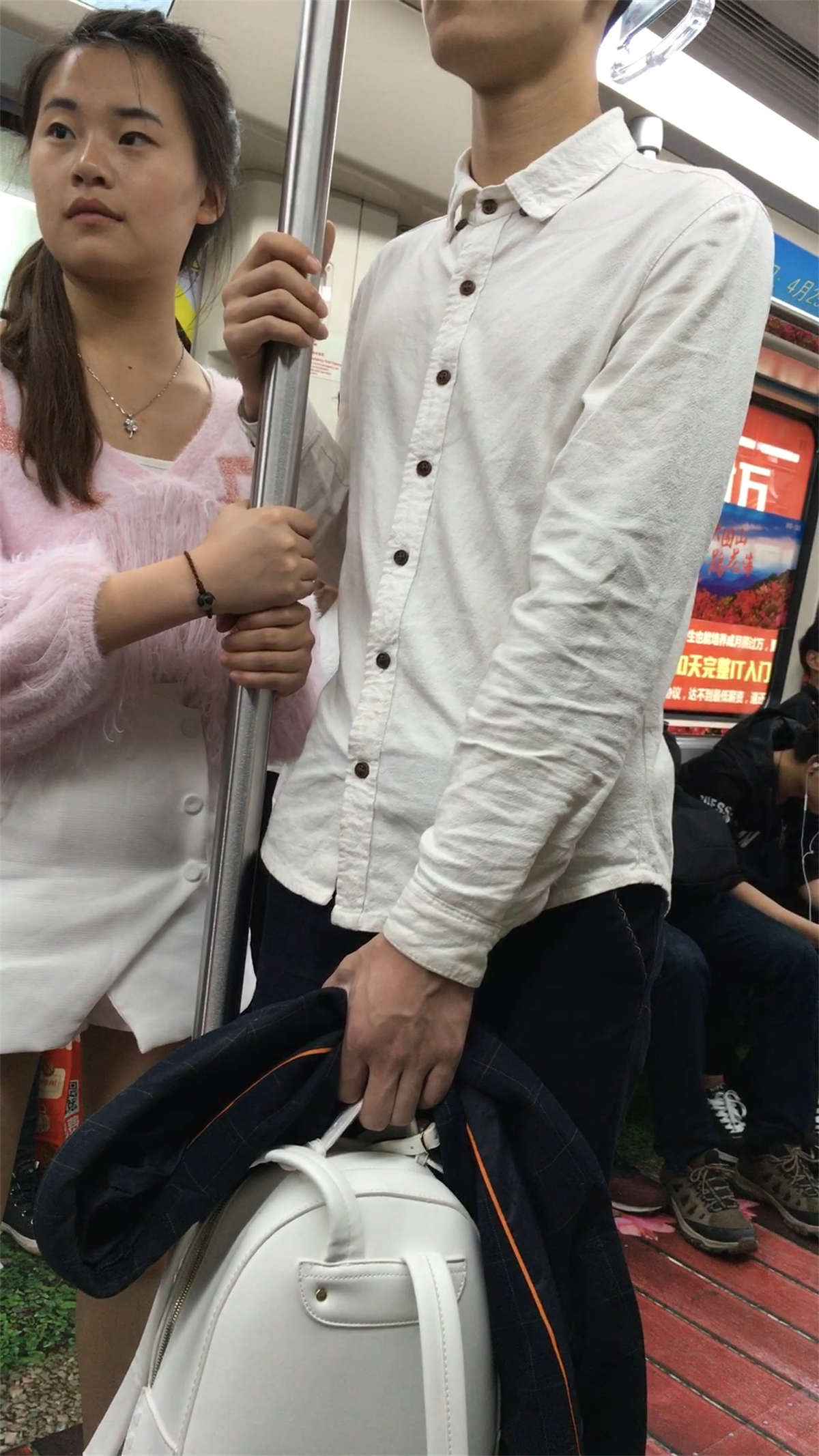 地铁站等车的白色短裙肉丝清纯美女-日更街拍