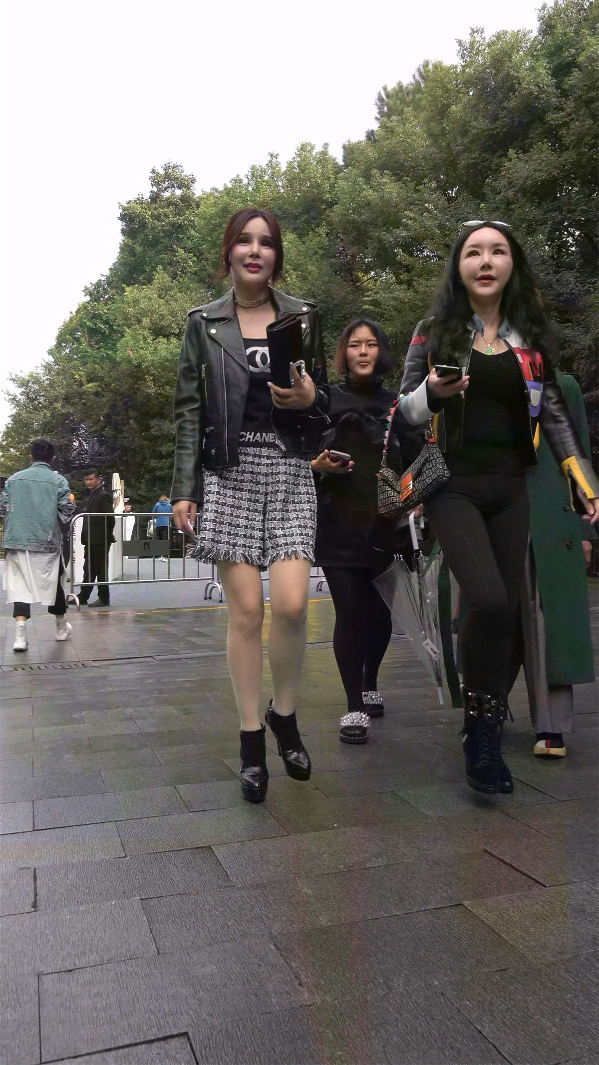 图片[2]-丝袜高跟性感身材皮衣女-日更街拍