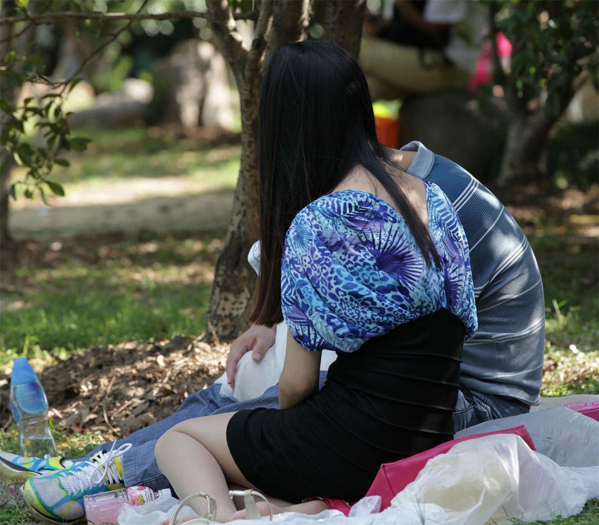 踏青公园街拍系列No.373 极具欺骗性的美少妇露趾长丝-日更街拍