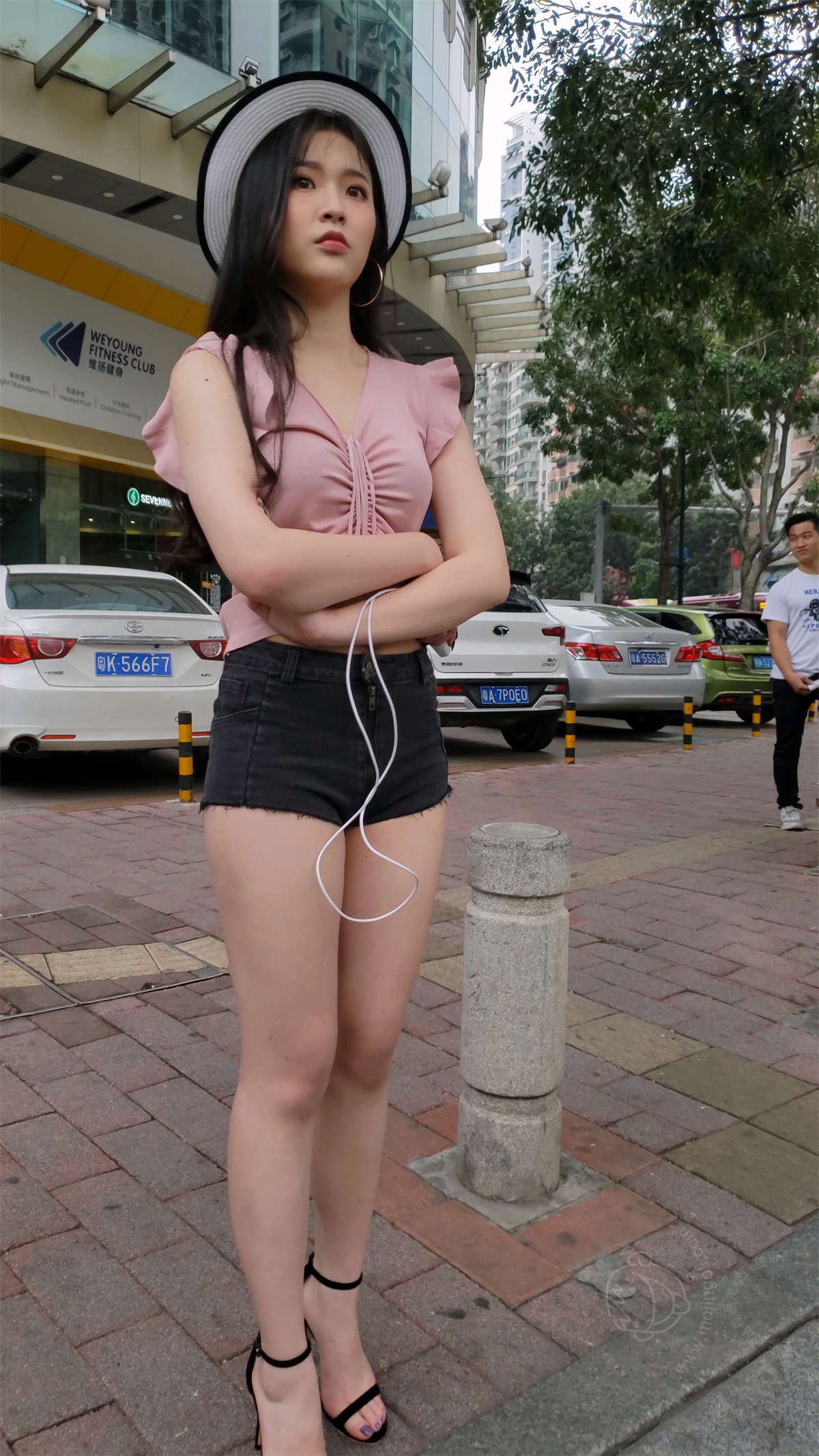 图片[2]-粉衣超短裤白色帽子美女-日更街拍