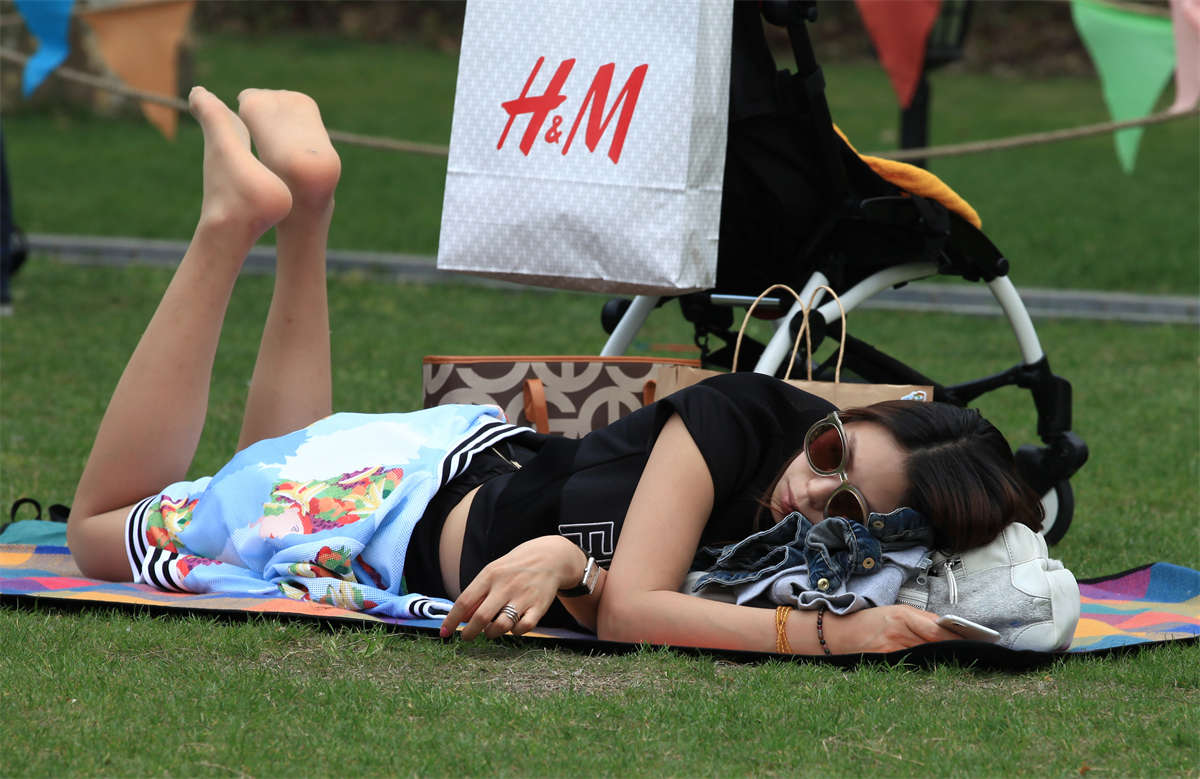 图片[2]-踏青公园街拍系列No.285 长丝美女草地小憩-日更街拍