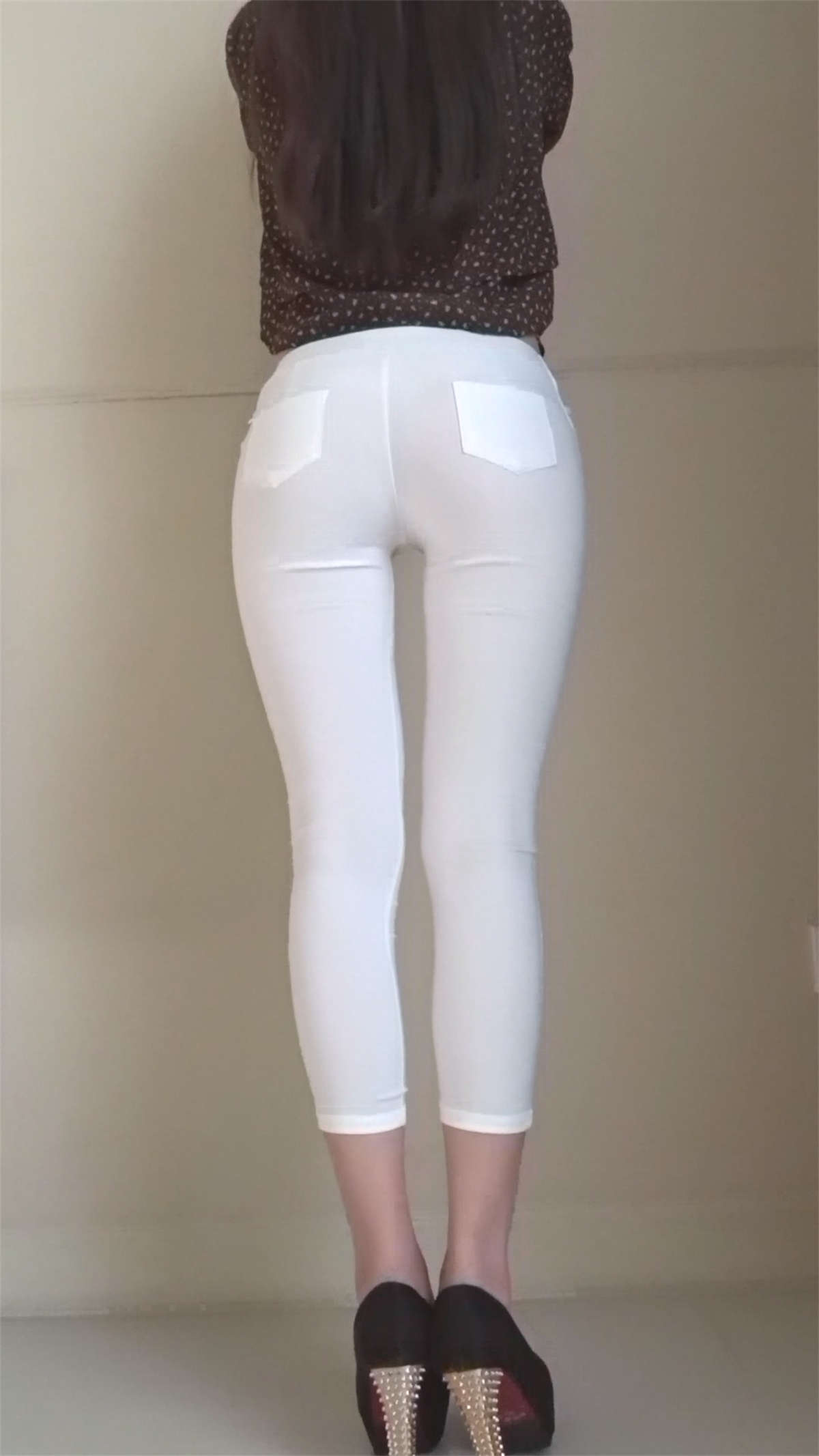 极品紧身裤小美女模拍-日更街拍