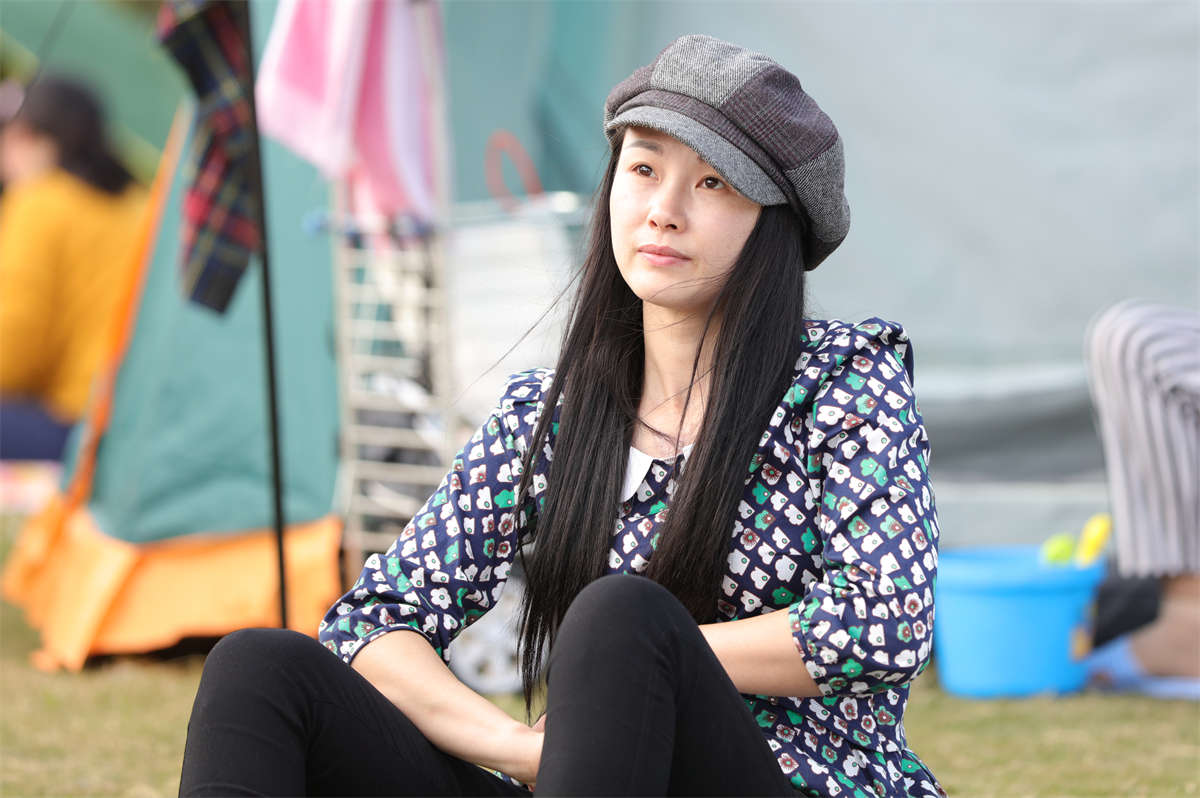 图片[2]-踏青公园街拍系列No.824 速拍长发美女擦干足底，穿上性感船袜的全过程-日更街拍