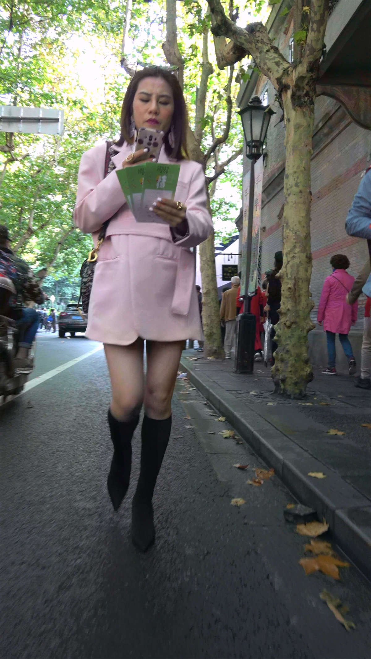 图片[2]-粉色长款大衣美腿熟女-日更街拍