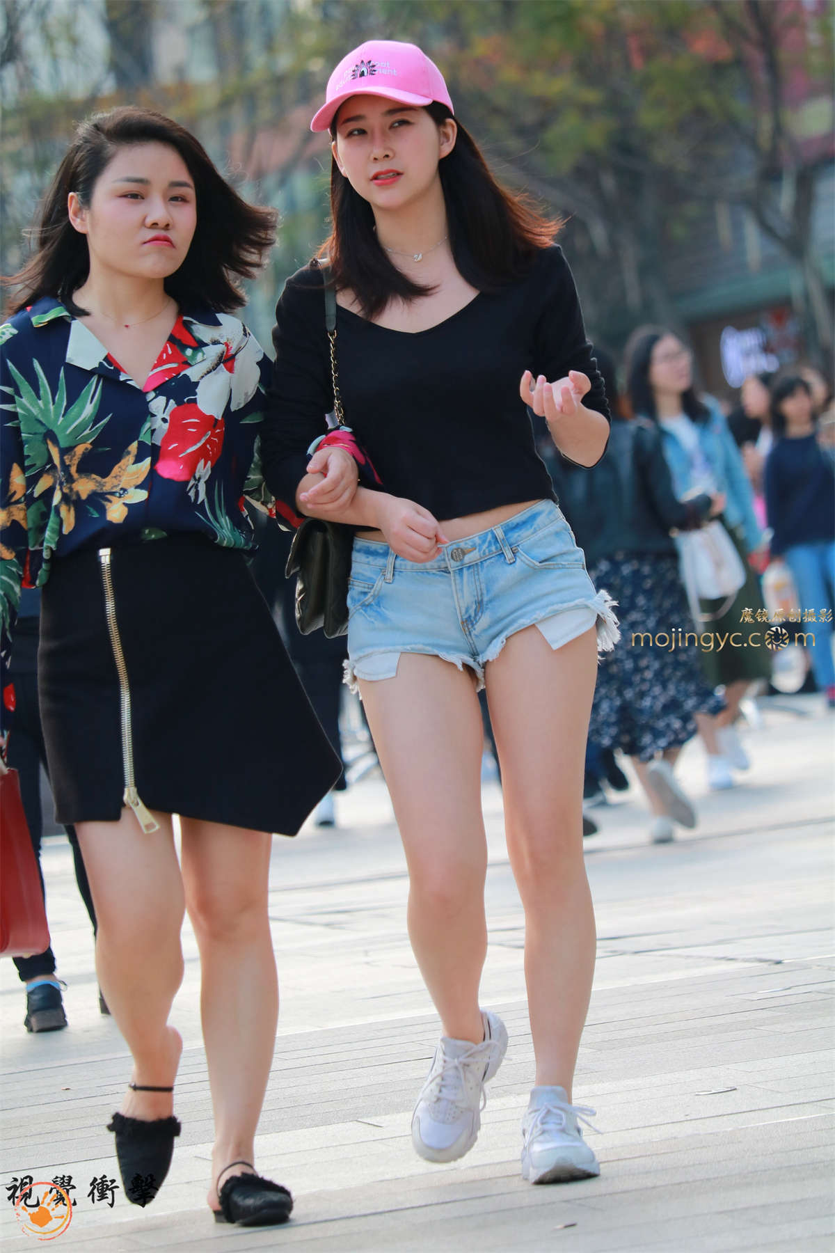 牛仔热裤美女气质佳-日更街拍