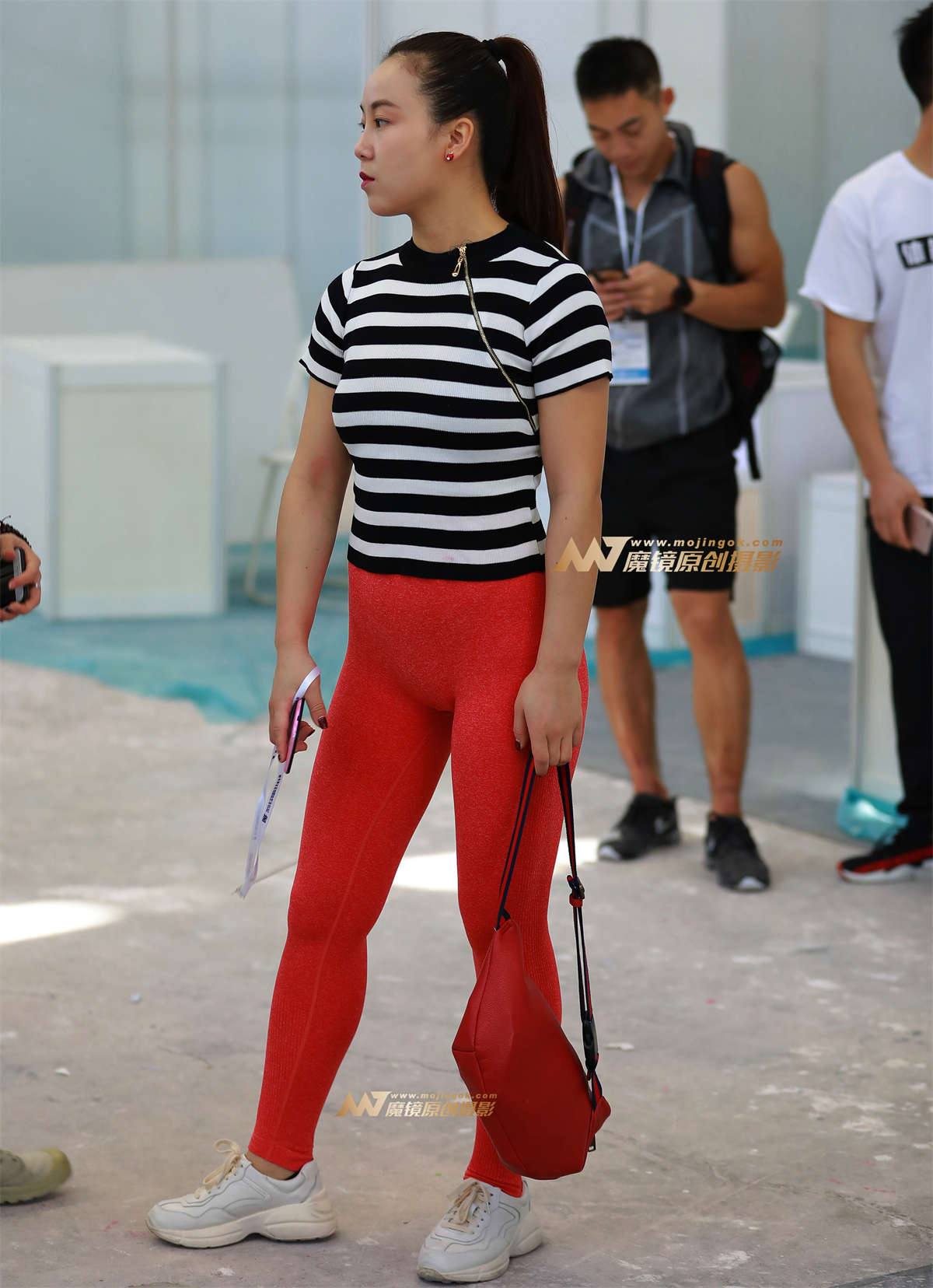 【视觉冲击赛帖】玫红色健美裤，性感至极的她-日更街拍