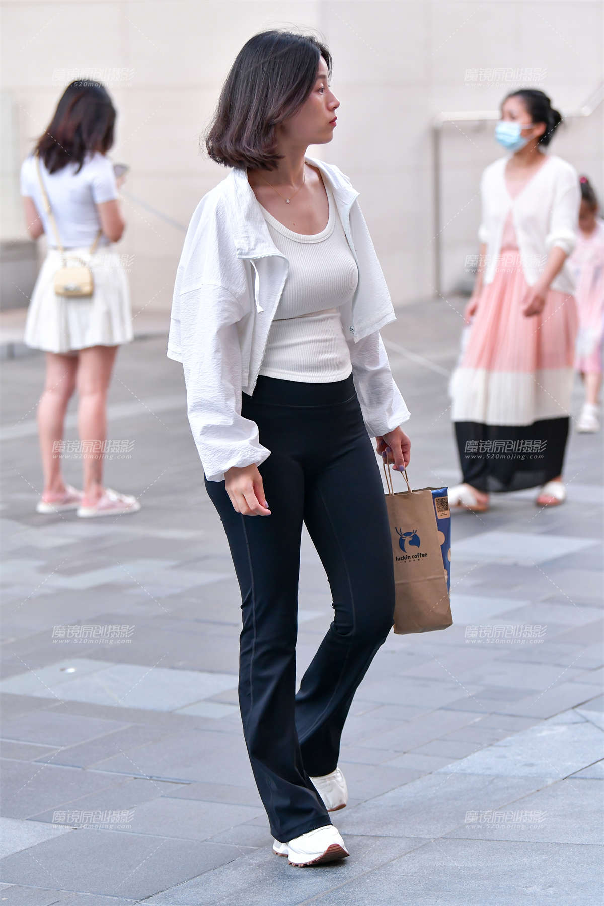 ★深蓝紧身裤美女-日更街拍