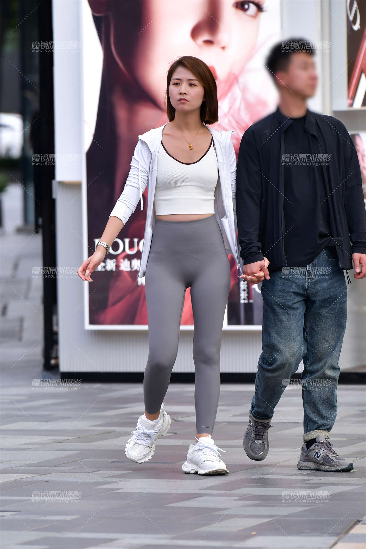 ★白衫瑜伽紧身裤美女-日更街拍