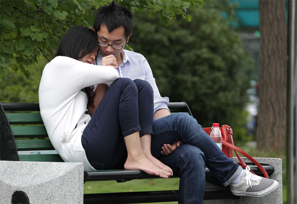 图片[2]-踏青公园街拍系列No.286 长椅上的小鸟依人-日更街拍