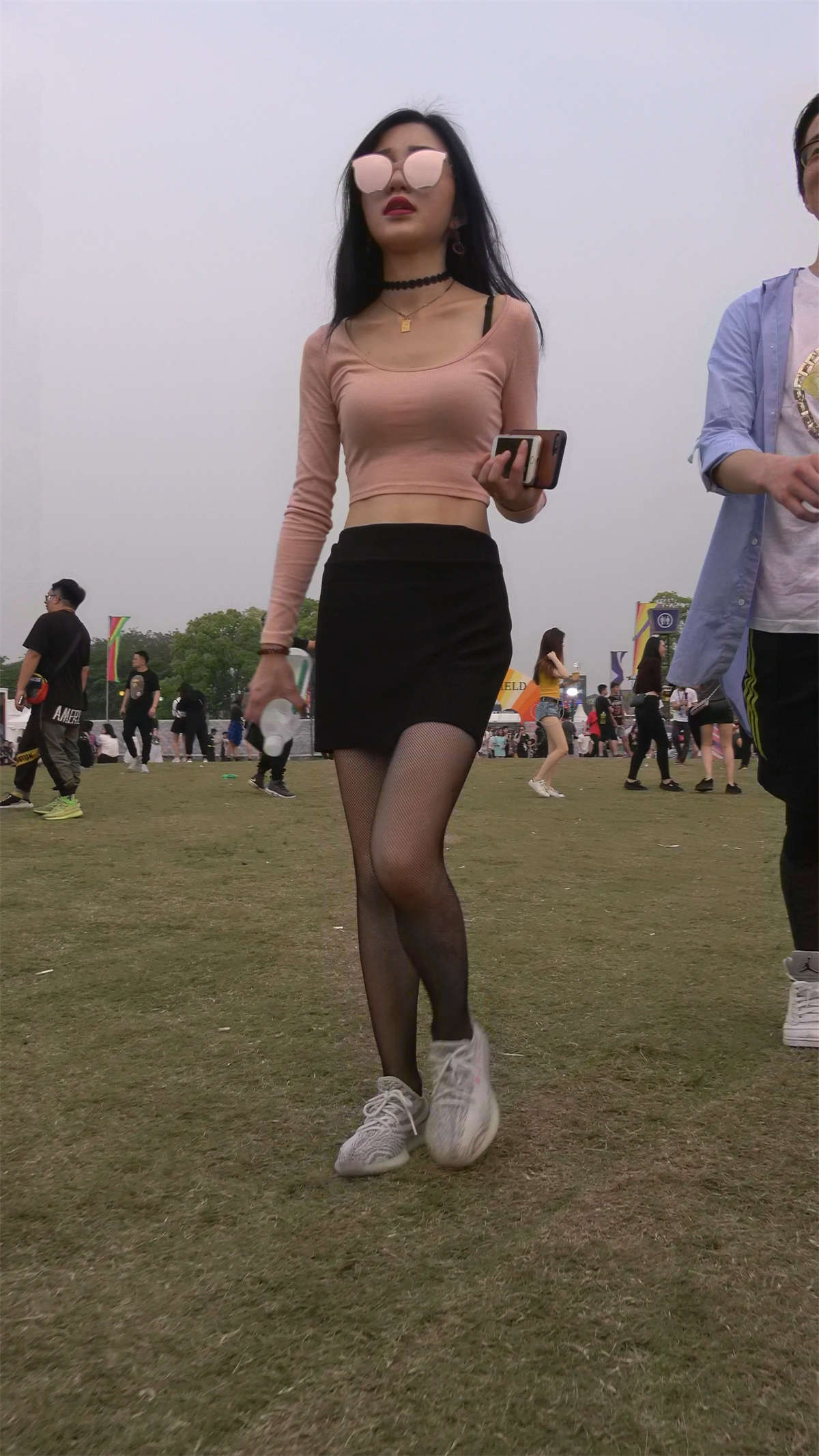 紧身短T黑丝短裙小蛮腰美女-日更街拍