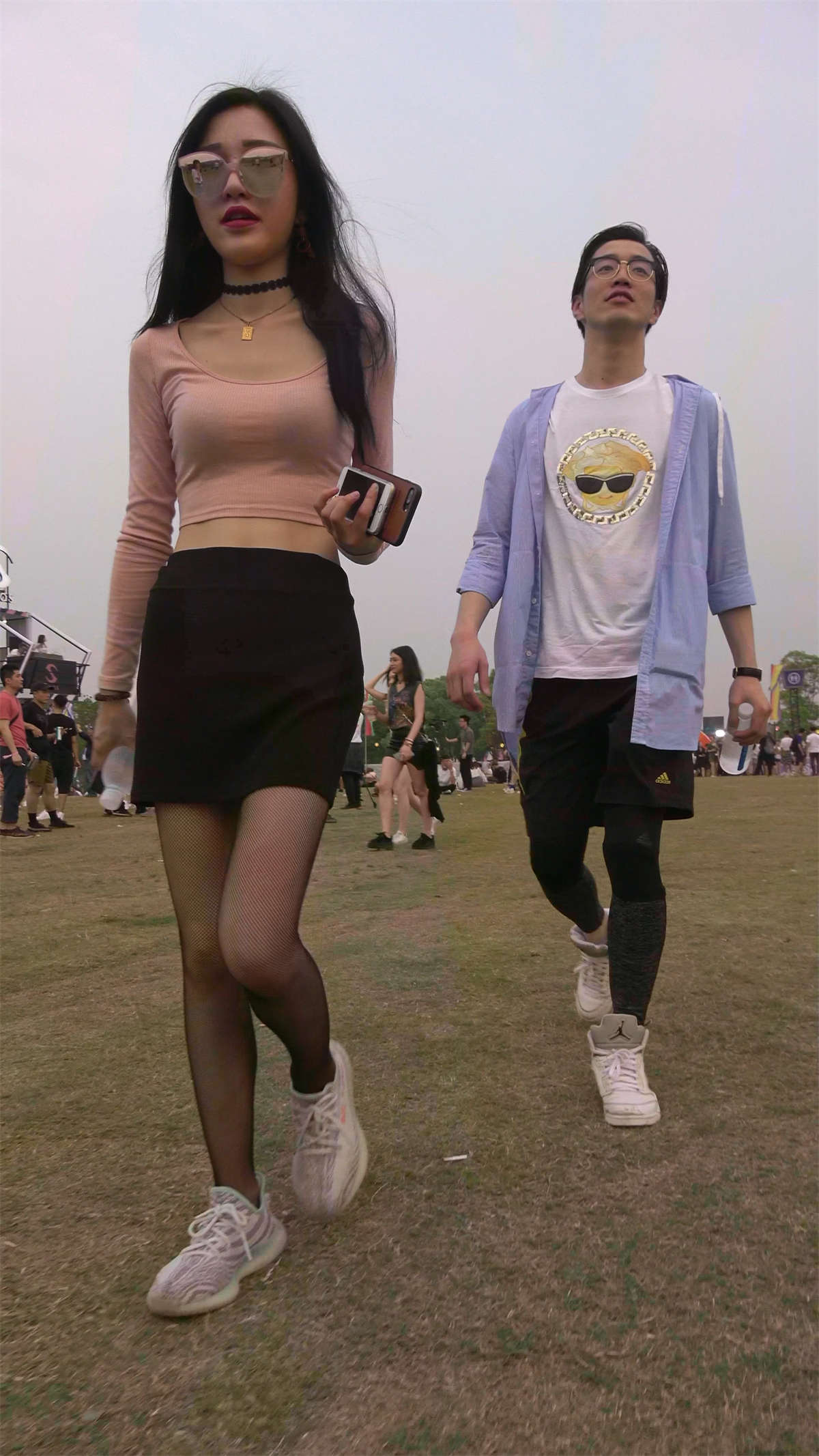 图片[2]-紧身短T黑丝短裙小蛮腰美女-日更街拍