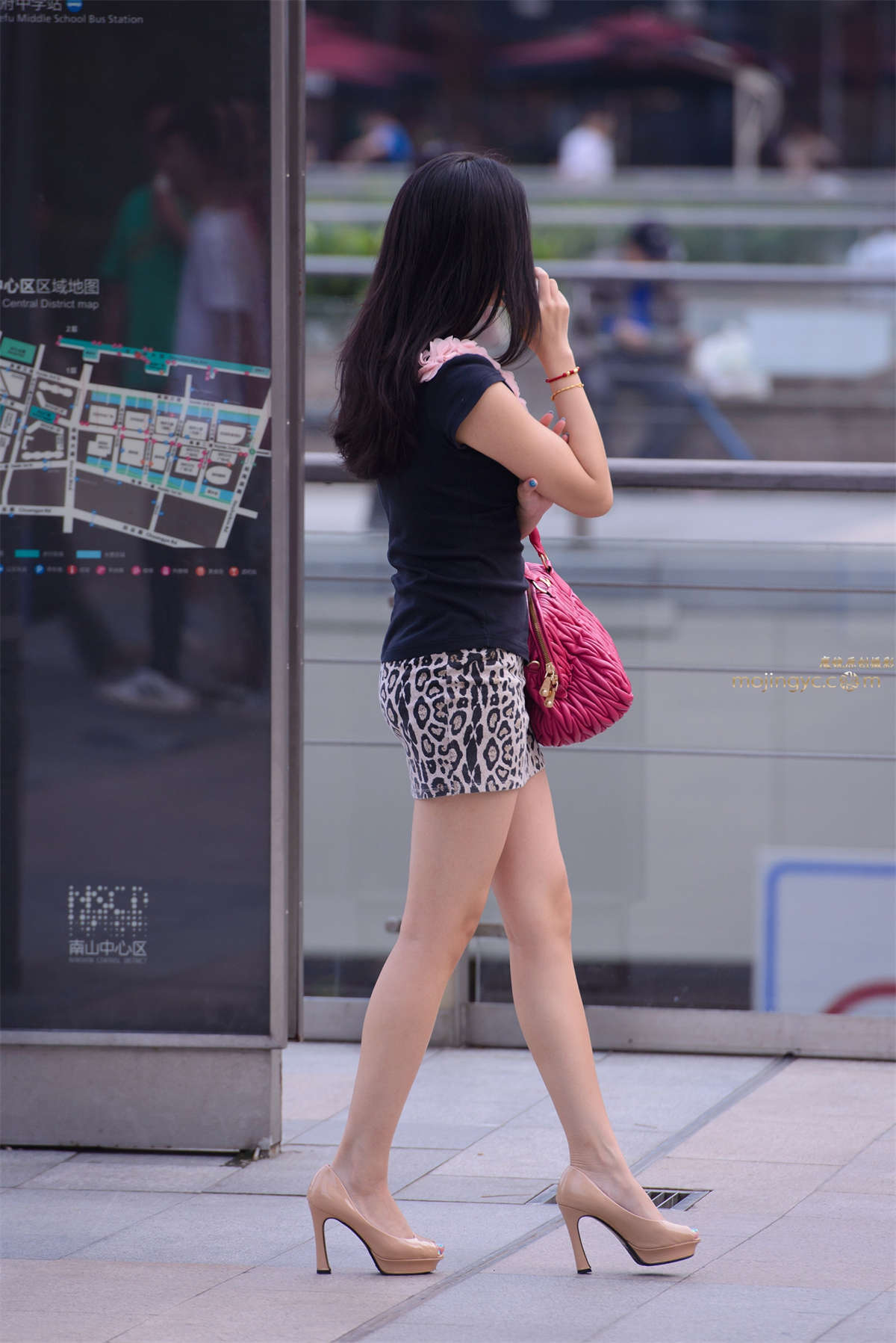 豹纹短裙，裸腿，鱼嘴高跟-日更街拍