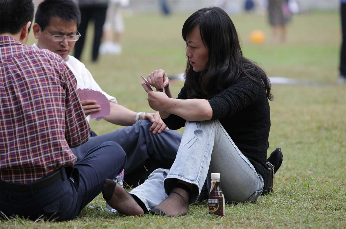 踏青公园街拍系列No.375 极具杀伤力的少妇短黑丝风韵-日更街拍