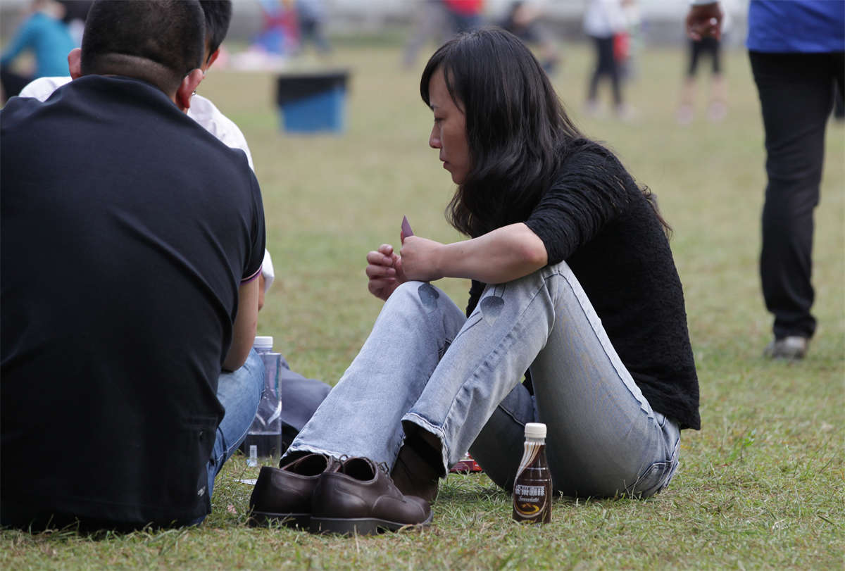 图片[2]-踏青公园街拍系列No.375 极具杀伤力的少妇短黑丝风韵-日更街拍