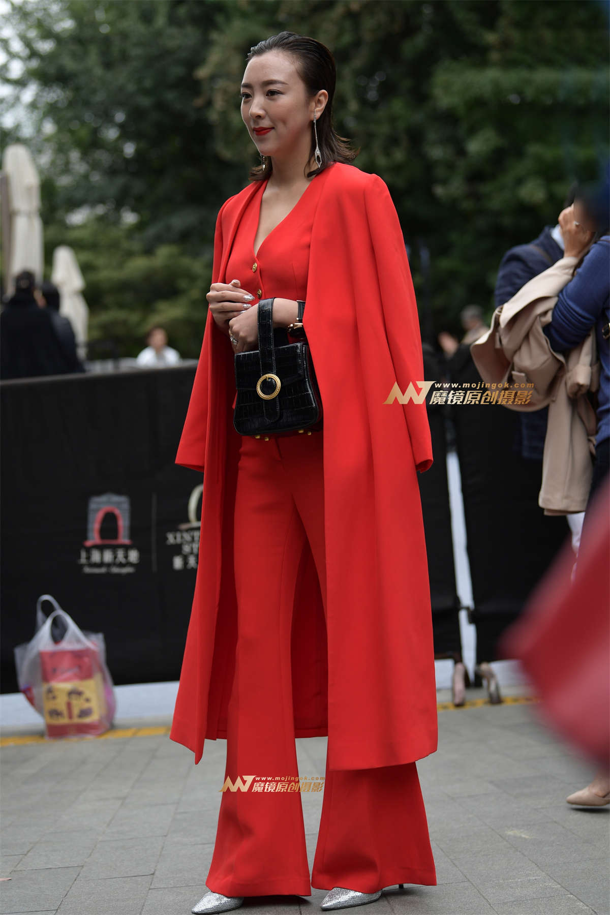 一袭红装，彰显女王气质-日更街拍