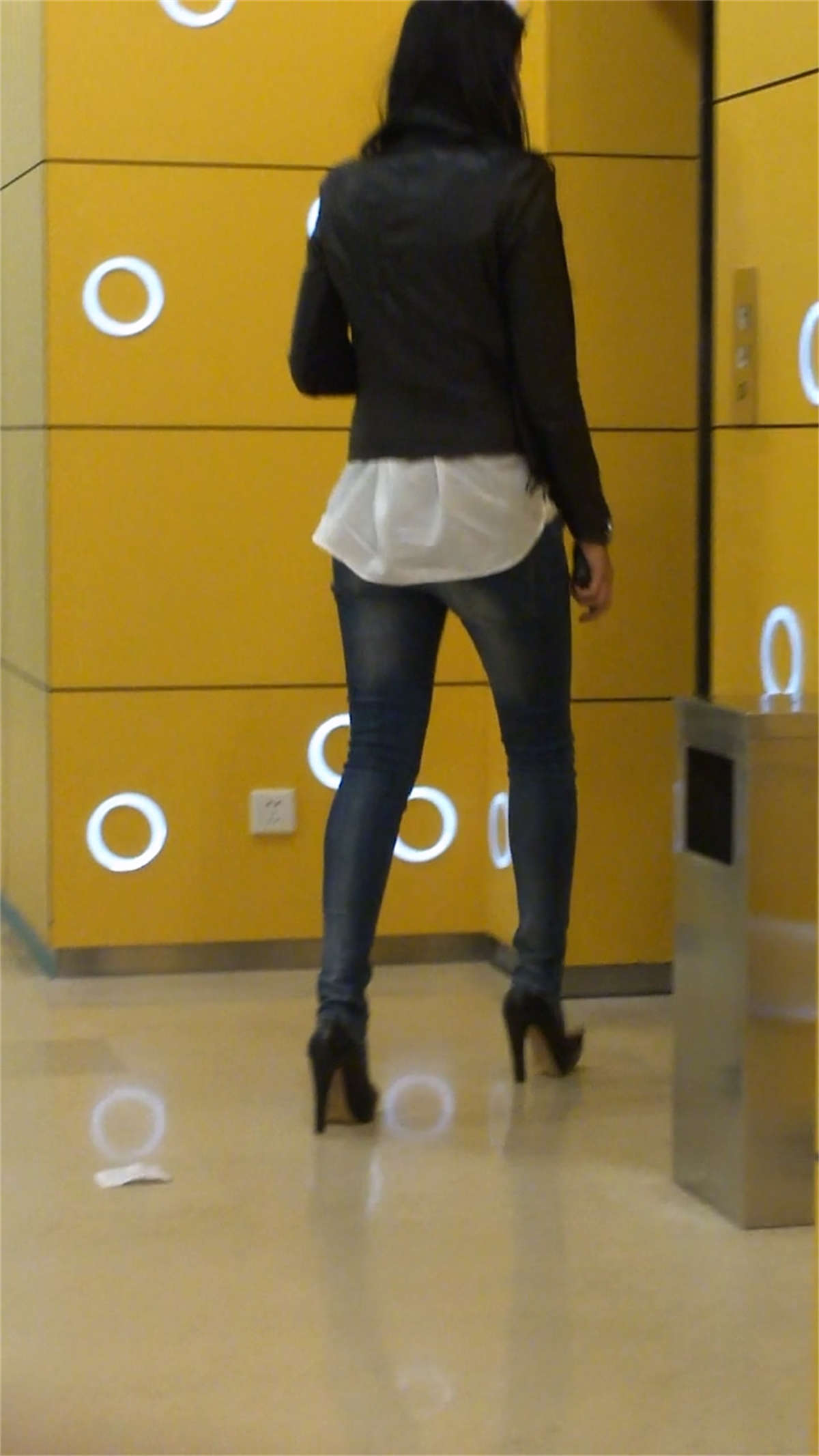 图片[2]-蓝色紧牛MM腿型非常棒-日更街拍