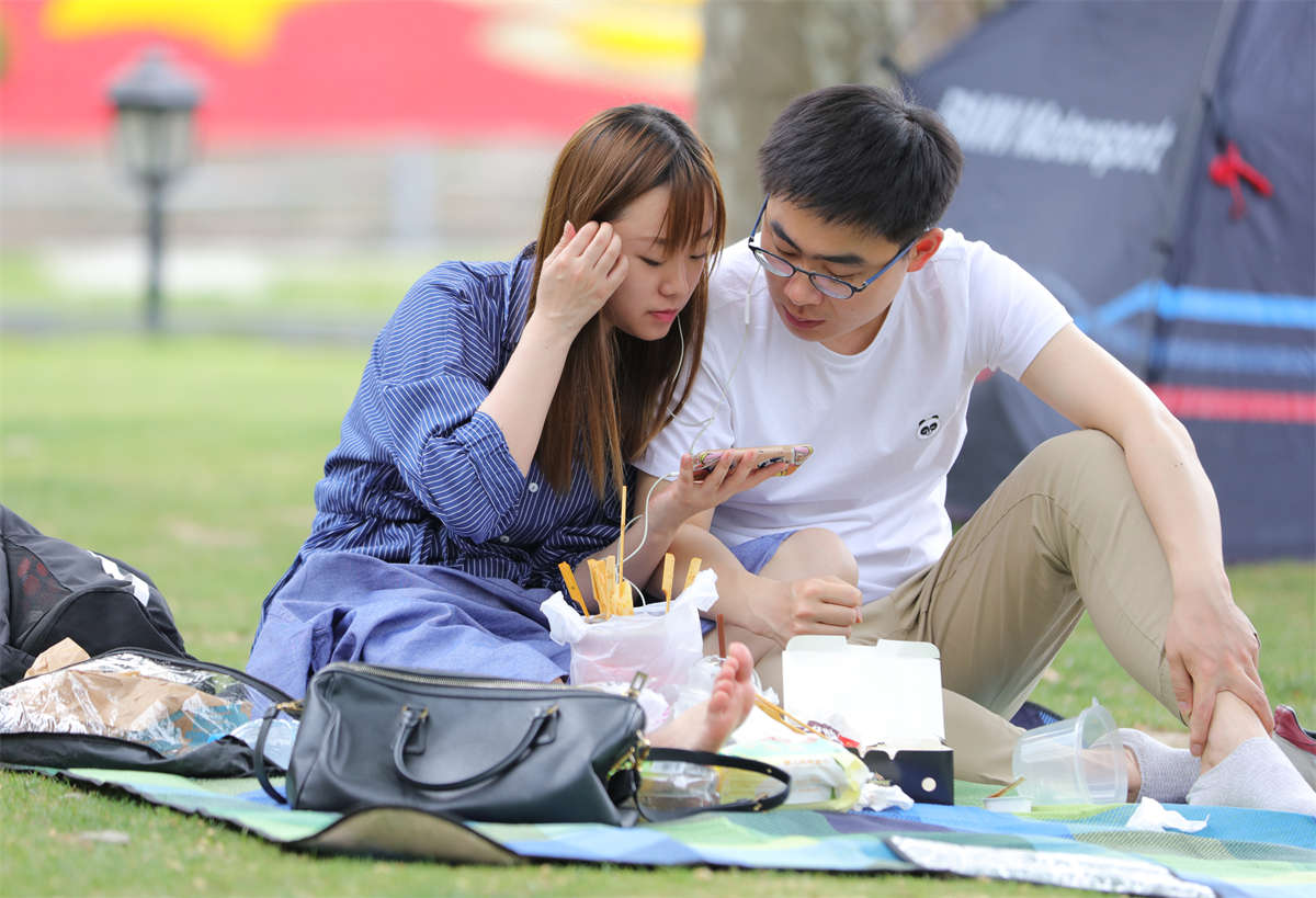 踏青公园街拍系列No.1601 甜甜的大学女生优雅躺平，伸直了她的练过舞蹈的细嫩小脚-日更街拍