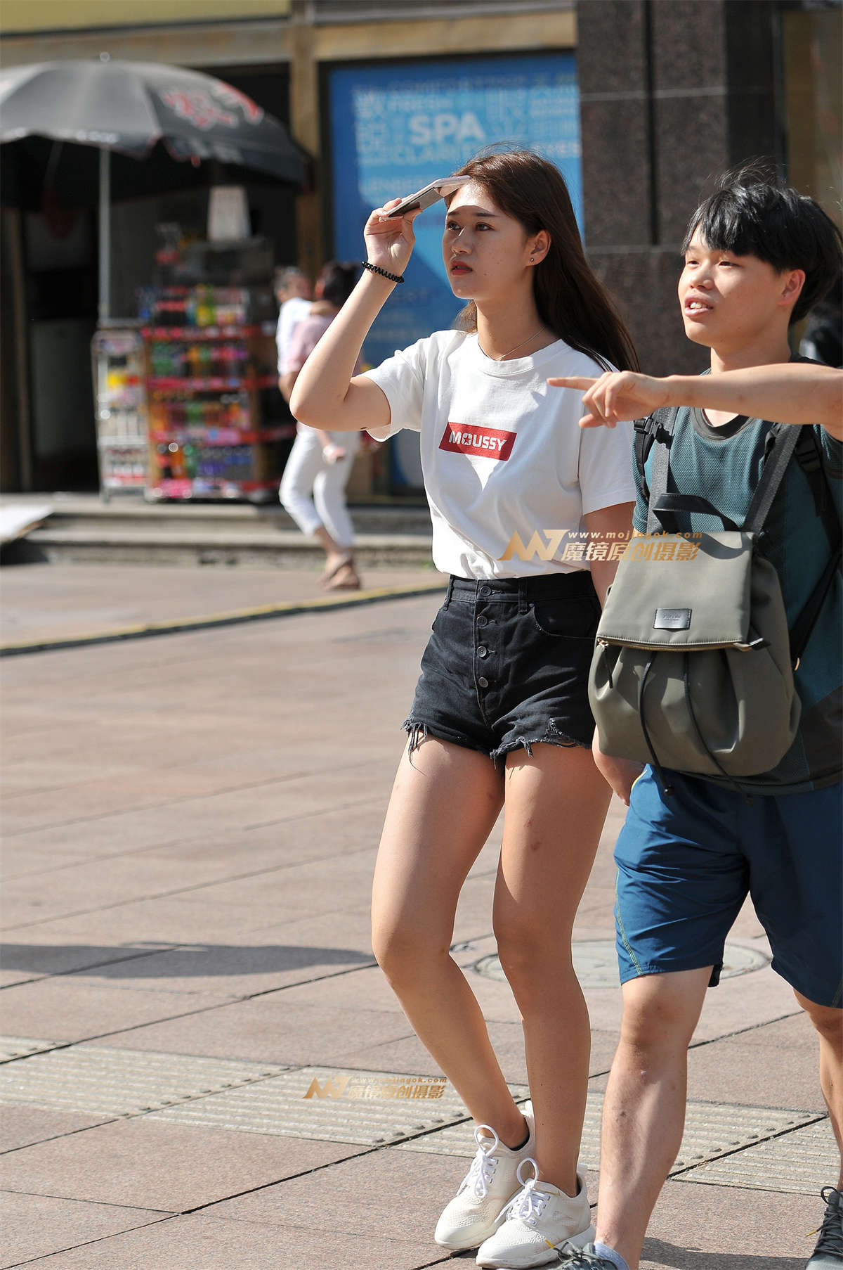 黑色热裤 大眼睛美女-日更街拍