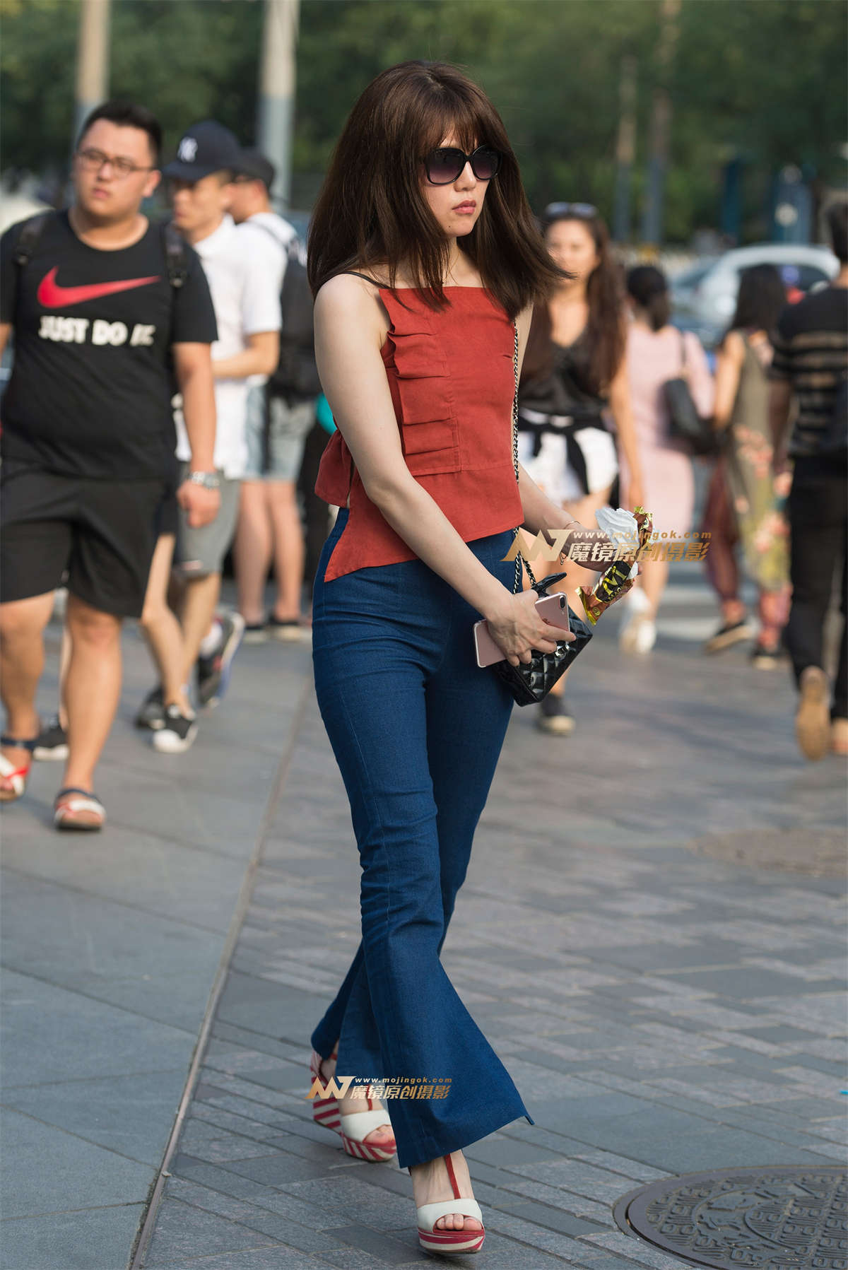 美臀牛仔喇叭裤-日更街拍