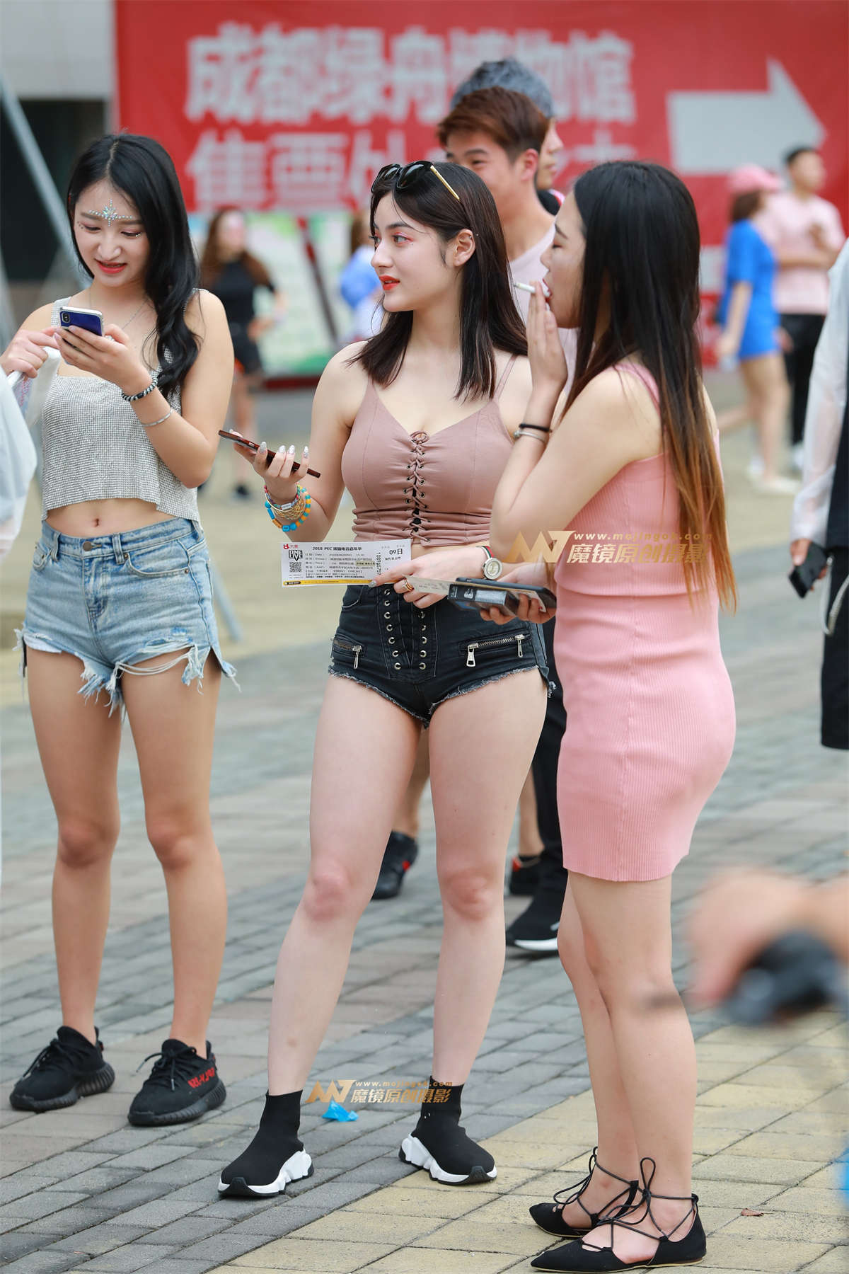 图片[2]-【视觉冲击赛帖】美胸 勒紧热裤 性感美眉-日更街拍