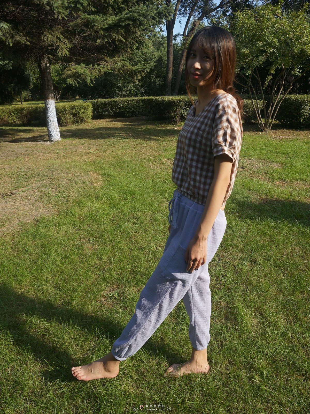 图片[2]-MZSOCK-2018 No.36 草地上的格子衫裸足-日更街拍