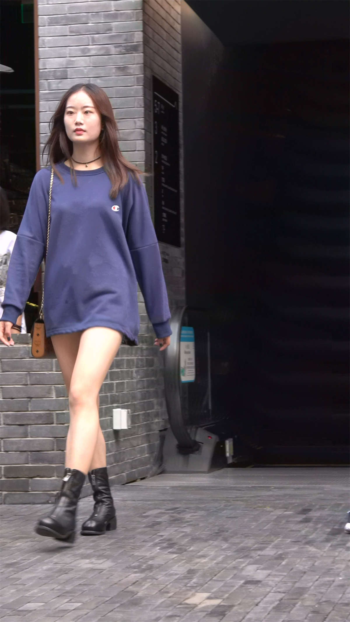 图片[2]-模特气质美腿美女-日更街拍