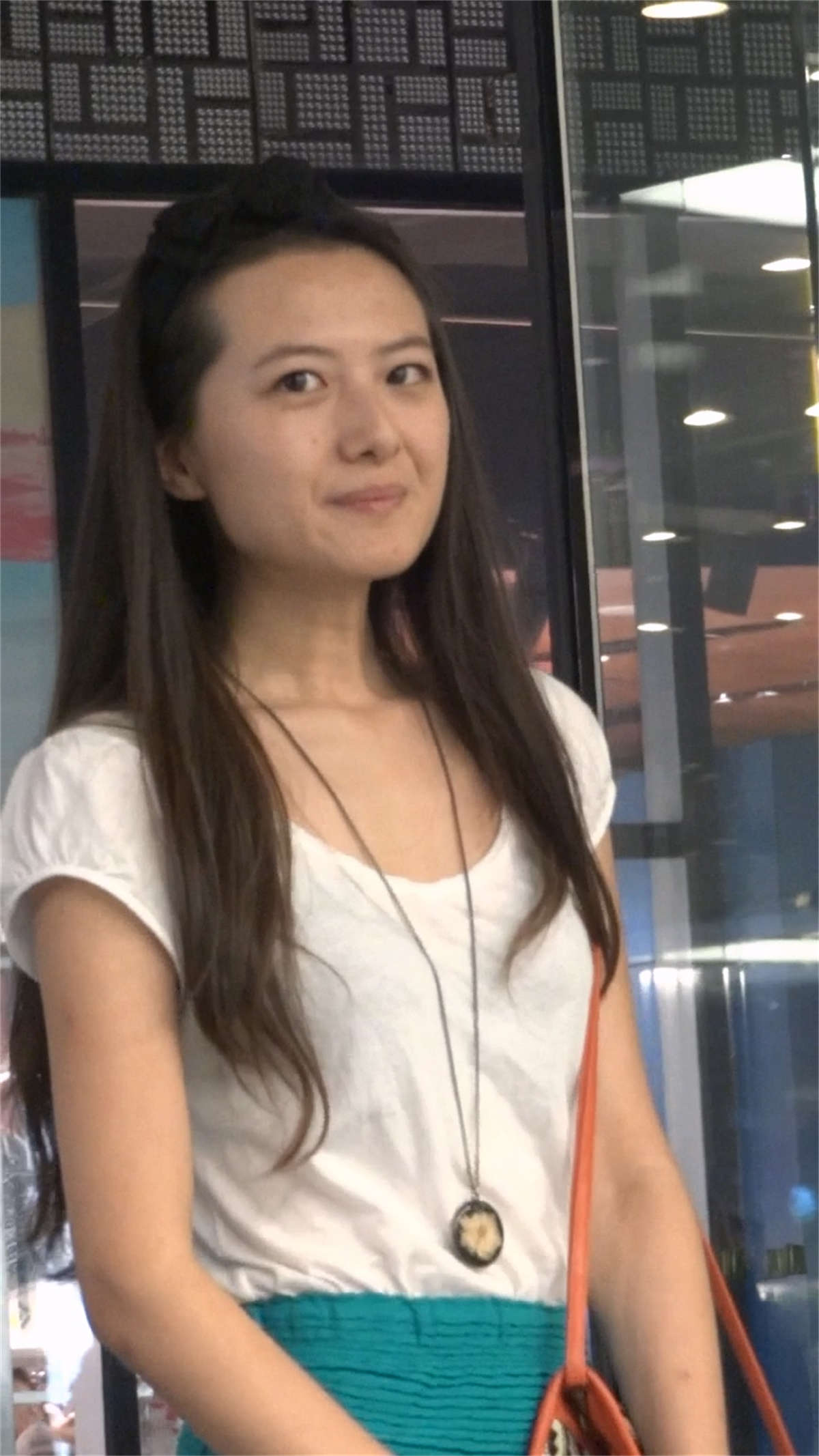蓝色紧身短裙极品气质美女-日更街拍