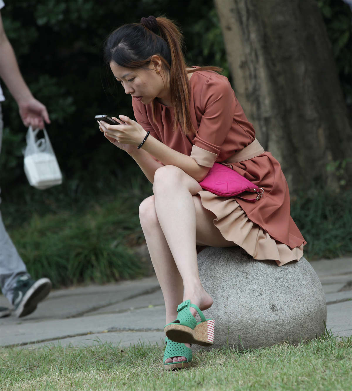 图片[2]-踏青公园街拍系列No.288 这样的美足挑鞋，谁见了不会心动-日更街拍