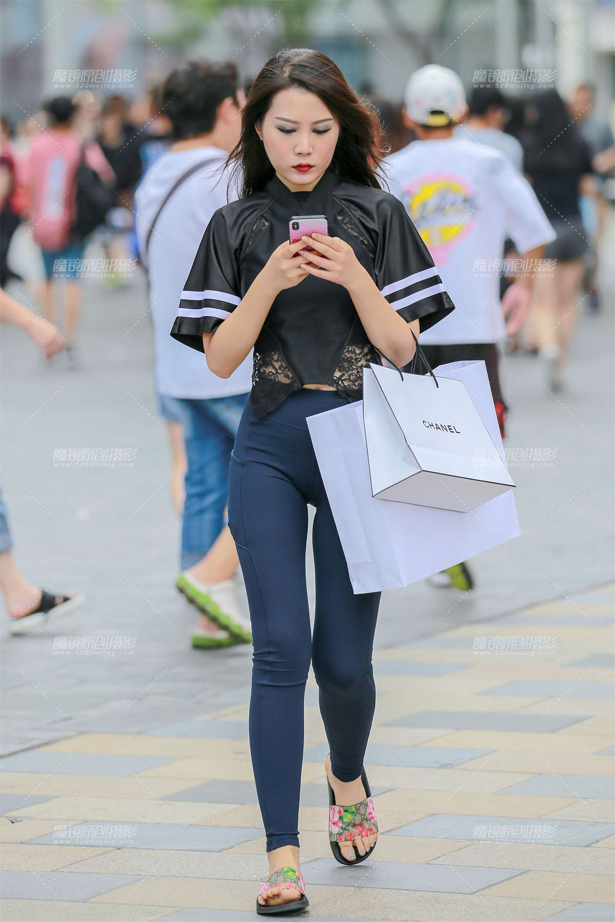 蓝色紧身裤美眉-日更街拍