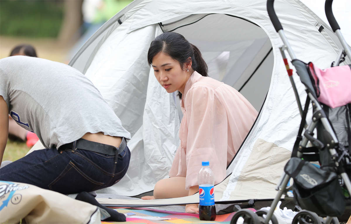 踏青公园街拍系列No.1602 甜美温柔的女人，不想被人看到脱鞋后的精美长丝足-日更街拍